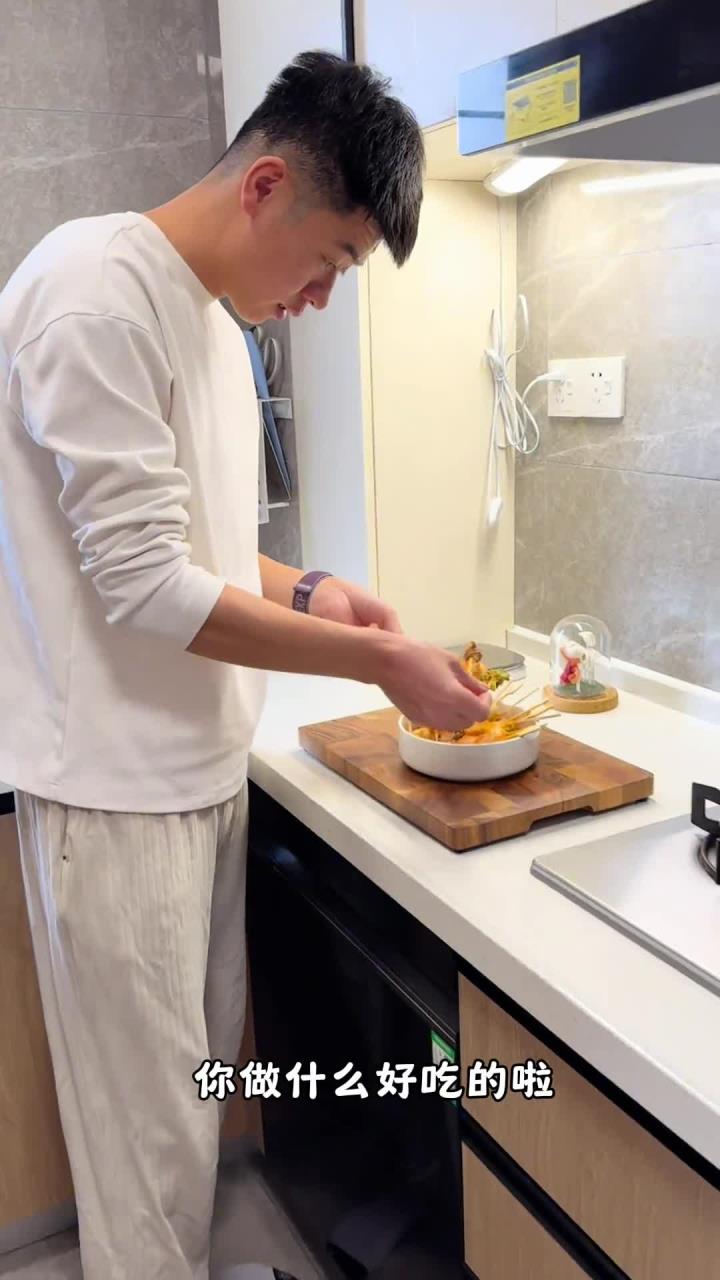 宝宝也可以撸串啦 宝宝版串串香 有蔬菜有肉丸有虾丸 可以把自己喜欢的食物串一下 宝宝