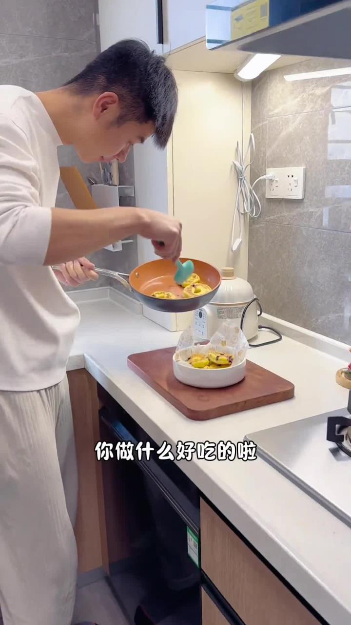 发面做的蓝莓甜甜圈不用揉面简单好做 宝宝一岁就可以吃啦 我家墩墩很喜欢吃 松软香甜