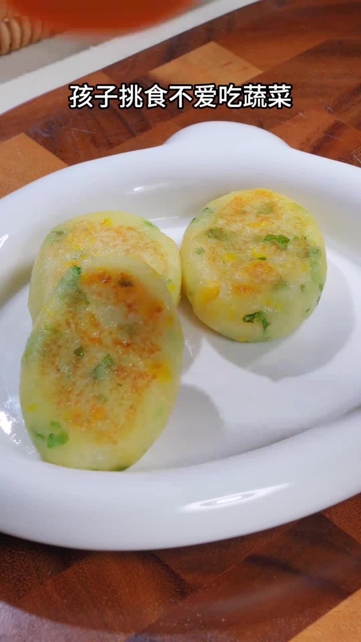 10m+土豆玉米饼，家里有不爱吃蔬菜的宝宝可以这样做，用土豆搭配玉米做出来的小饼，软