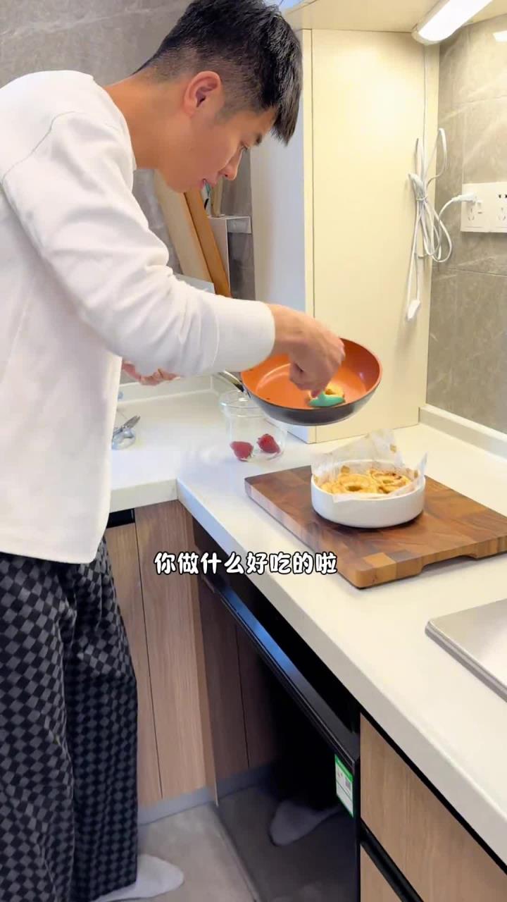 发面做的草莓甜甜圈松松软软的 不用揉面做法简单 可以多给宝宝吃发酵食物