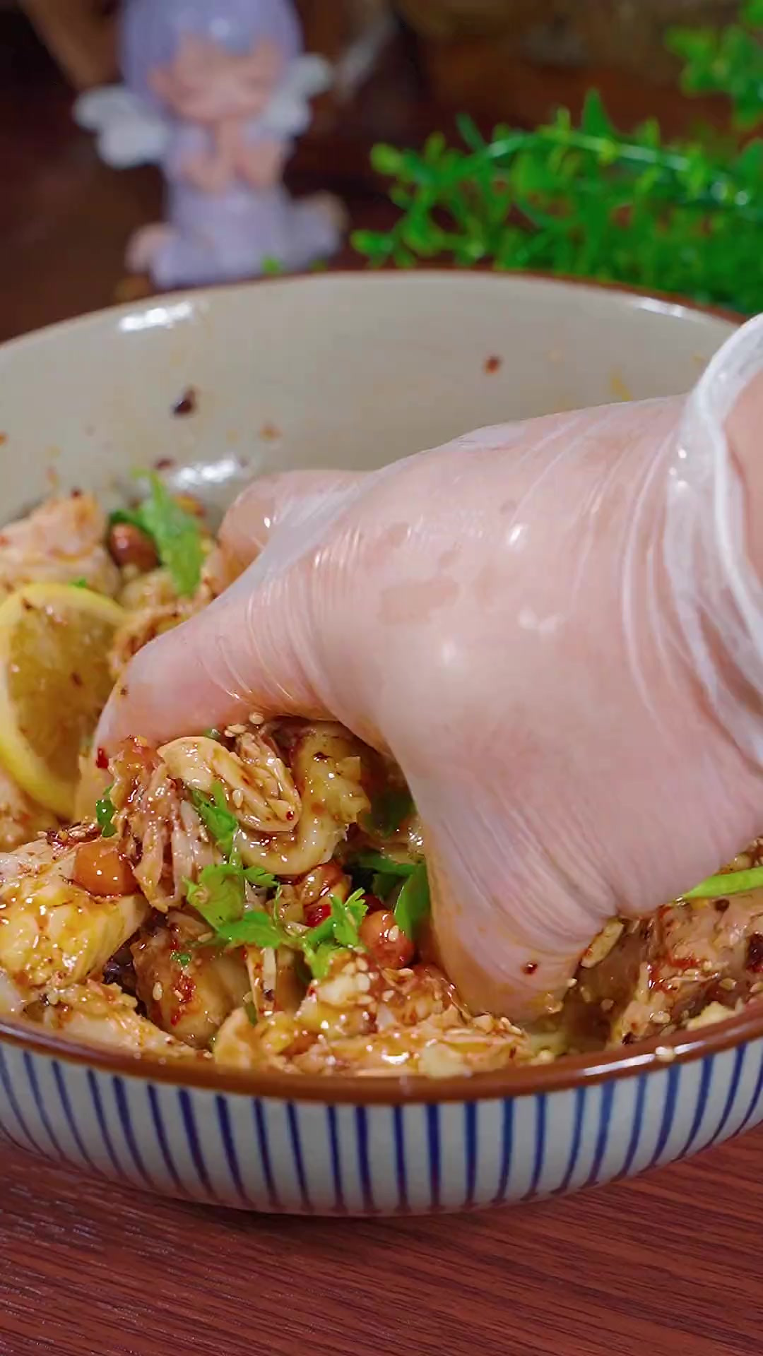 如果你老公又挑食不吃饭,那你就做这个香辣手撕鸡给他吃,做法简