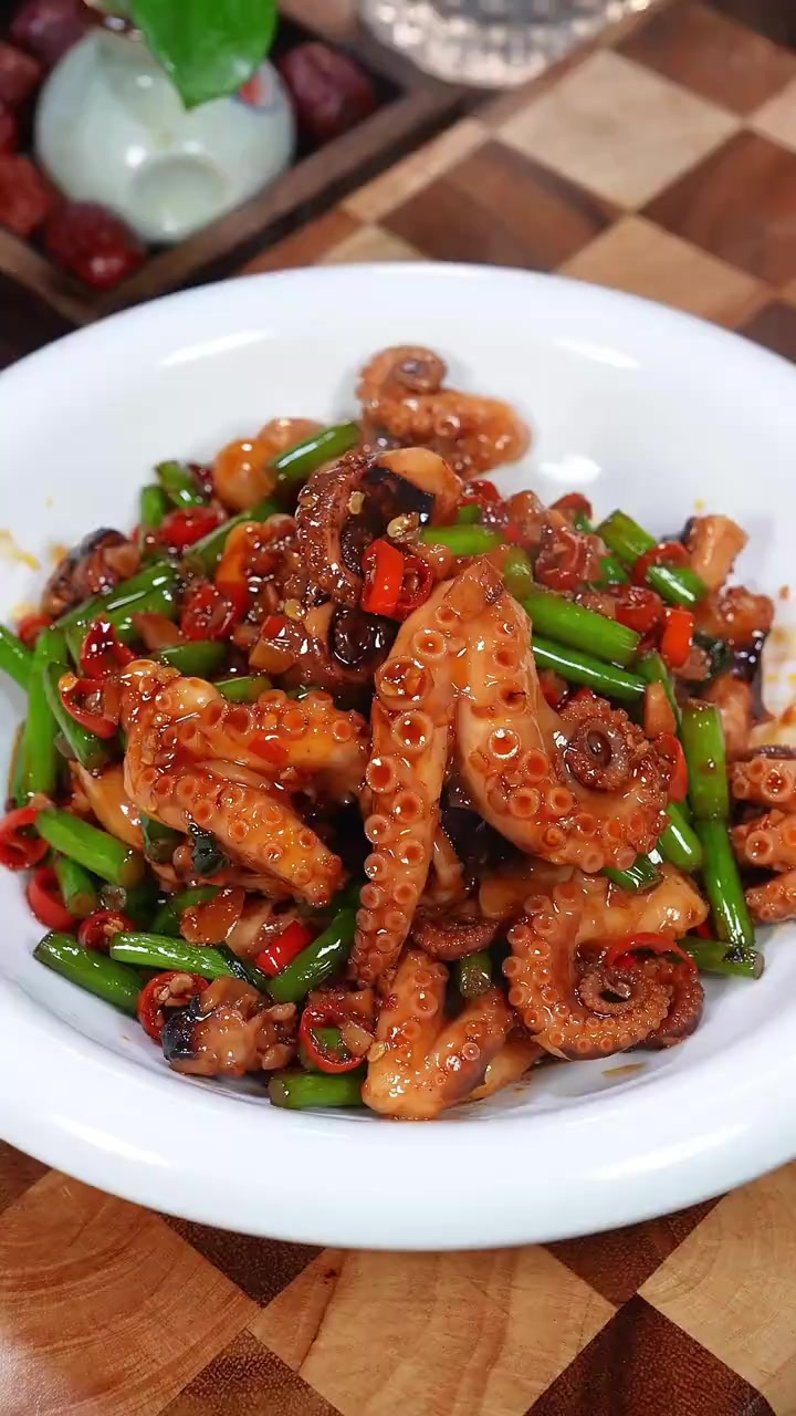 以后家里来客,你就做这道酱爆八爪鱼,香辣脆嫩,吃了就停不下来