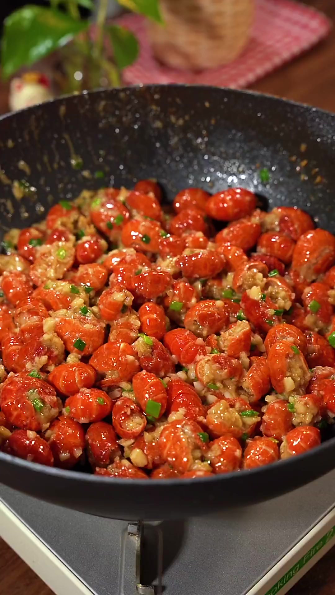 好吃到舔手指的蒜蓉龙虾尾，一口一个停不下来！