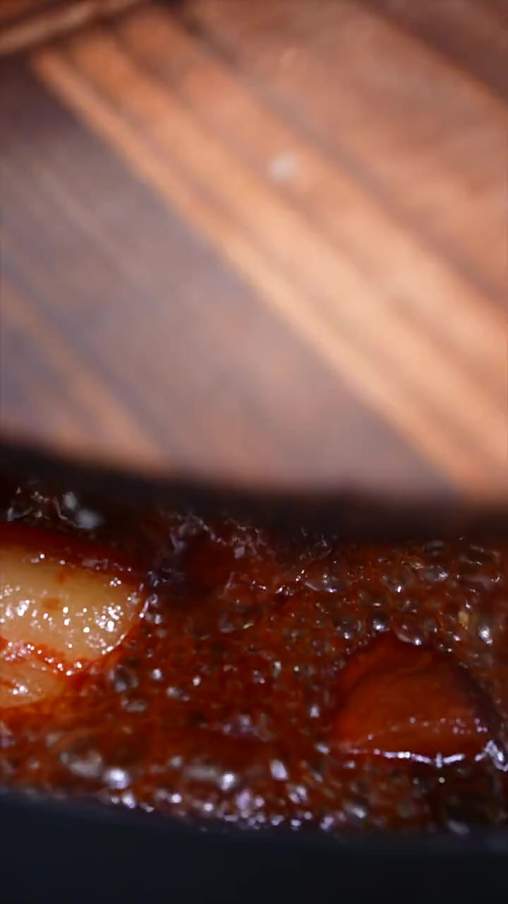 咬一口顺嘴流油的肉夹馍，好不好吃，炖肉才是关键