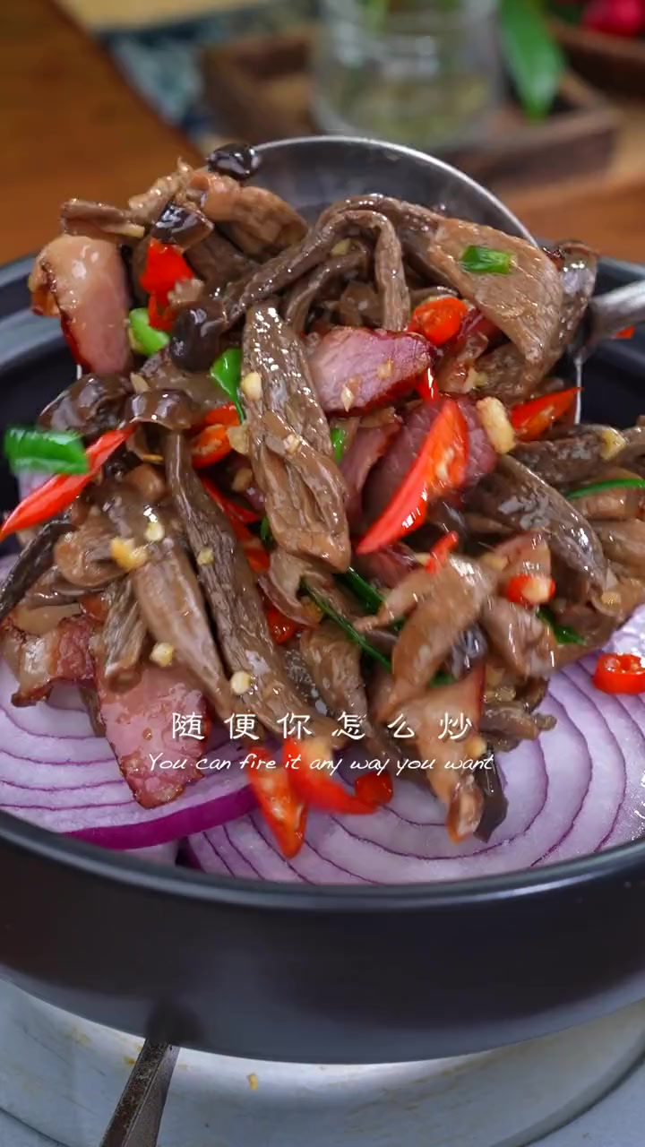脆嫩鲜香的鹿茸菇炒腊肉,地道的农家菜,做法简单,但是味道一单