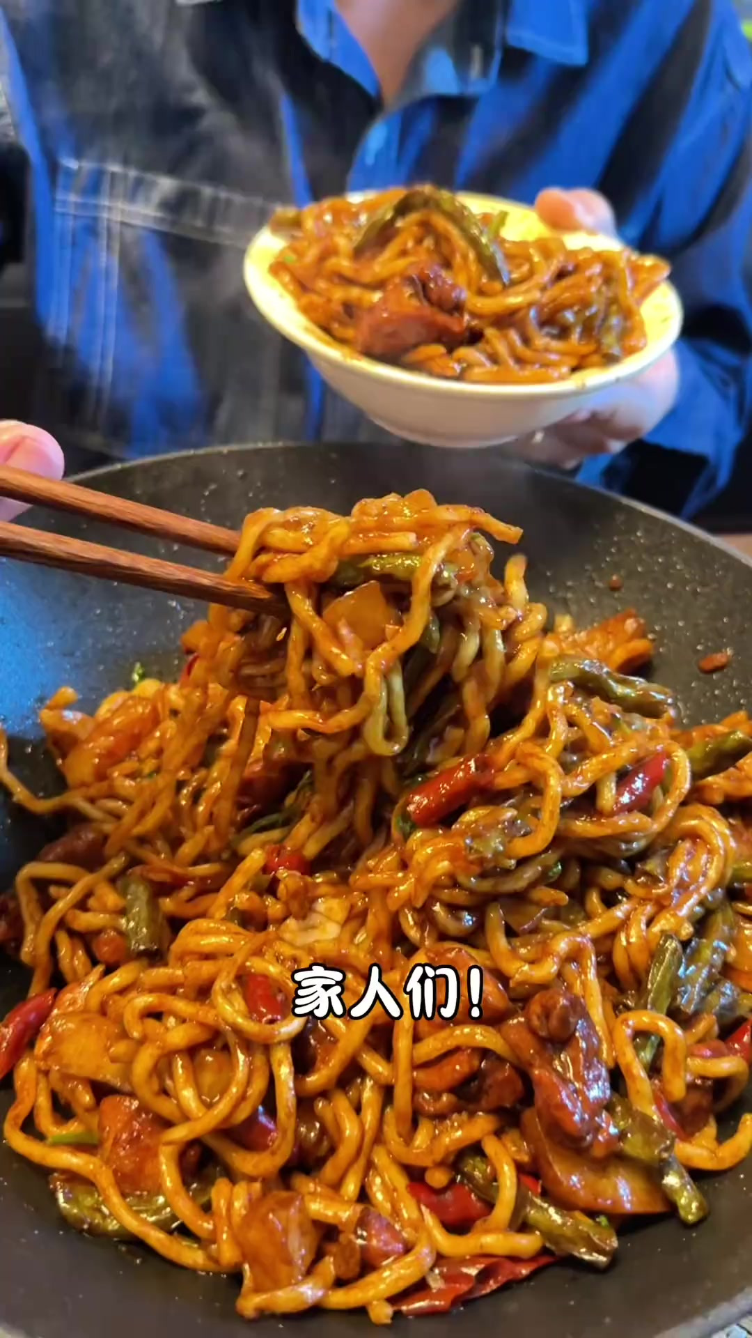 超好吃的焖面做法，土豆、豆角、鸡块焖出浓郁汤汁。面条软而不烂