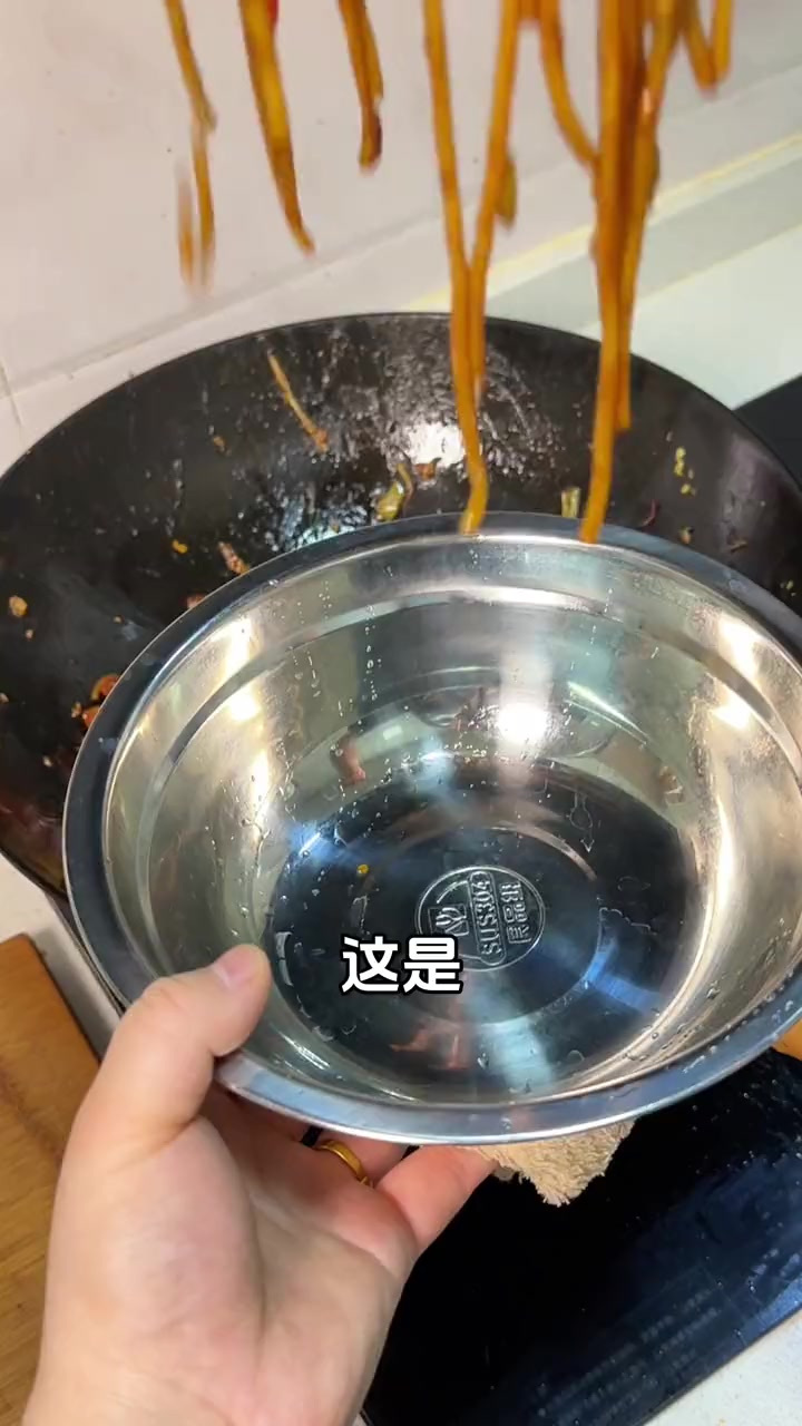 不愧是螺蛳粉的神仙吃法！炒的螺蛳粉也太入味了！感觉以前的螺蛳