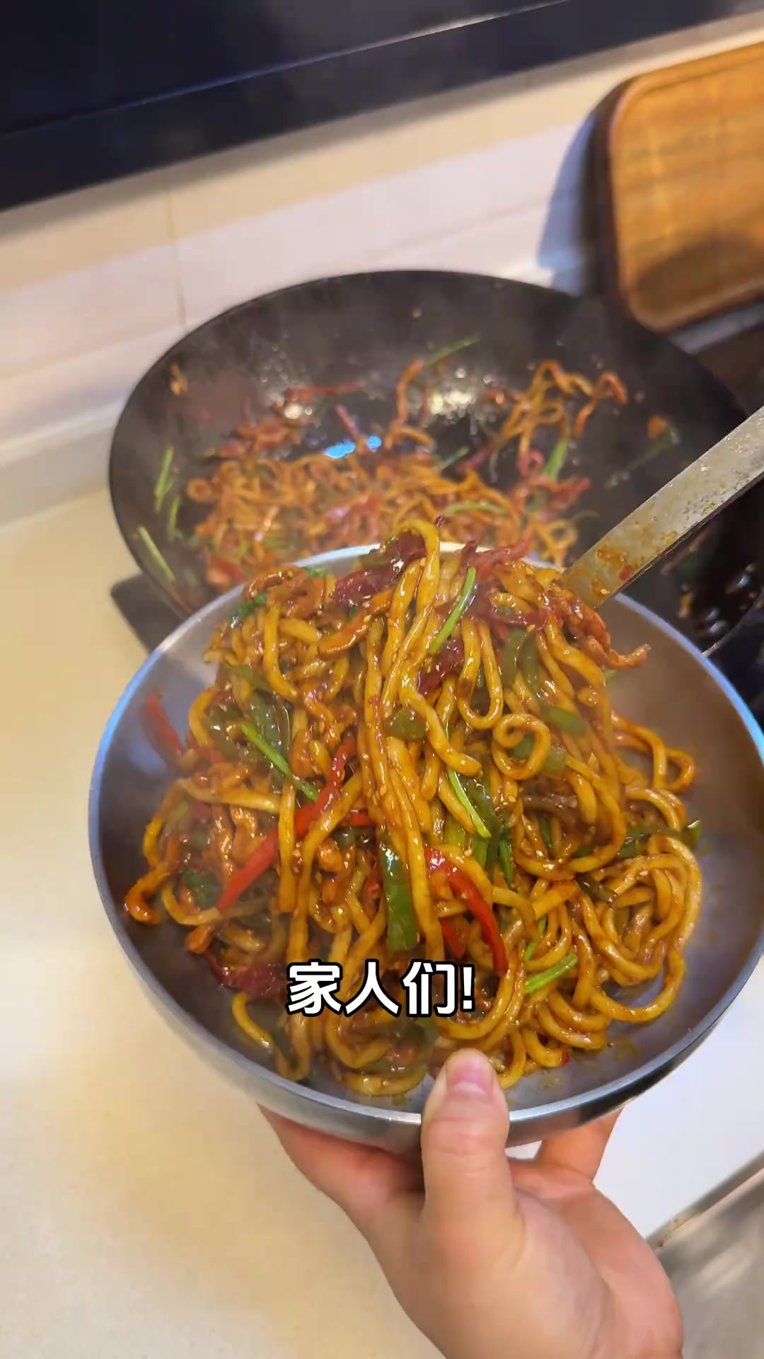 香到离谱的双椒肉丝炒面，双椒鲜辣，肉丝嫩滑面条裹满了浓郁的酱