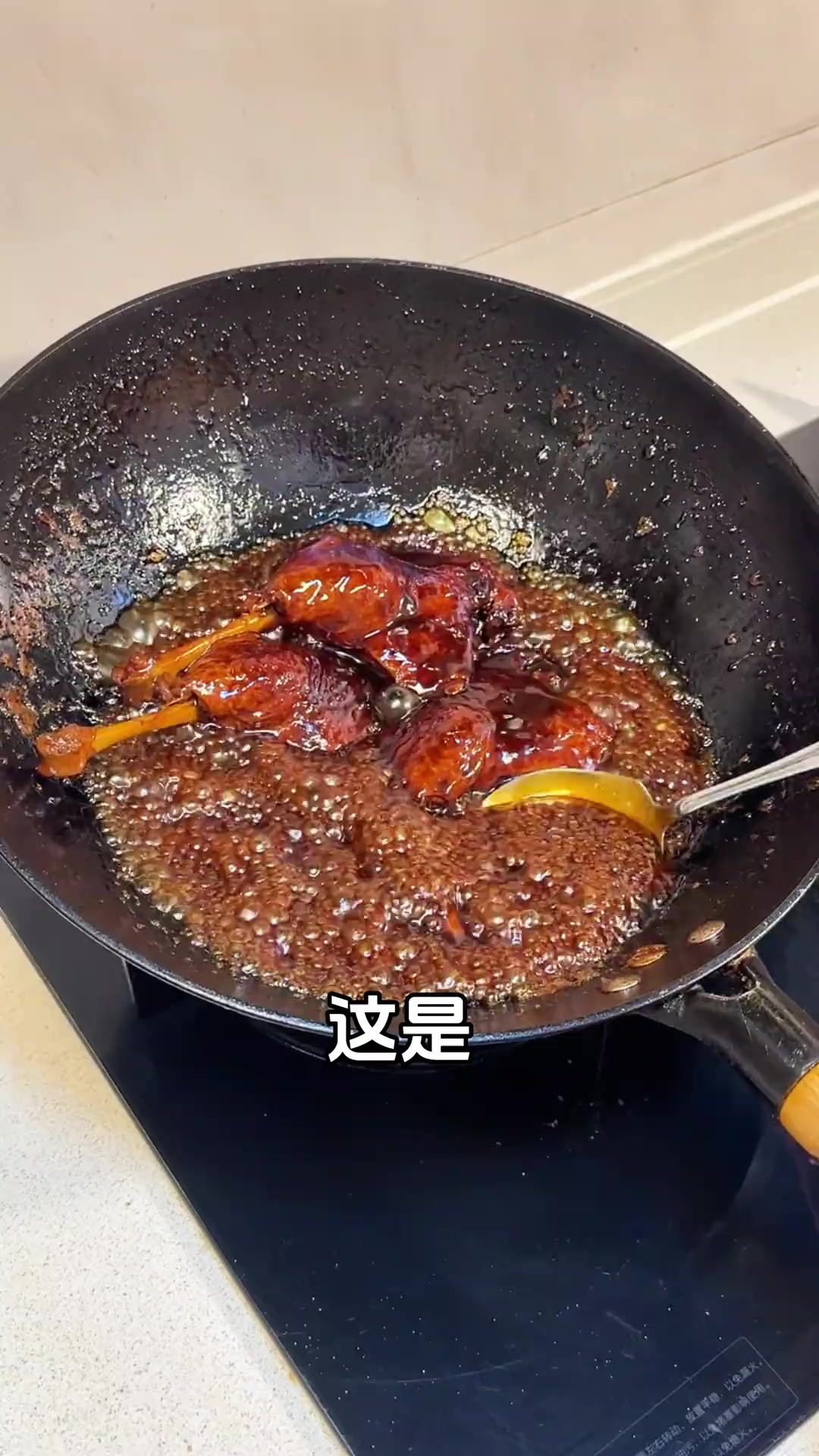吃过一次就念念不忘的酸梅鸭腿饭，酸中带甜，甜中带香，开胃又下