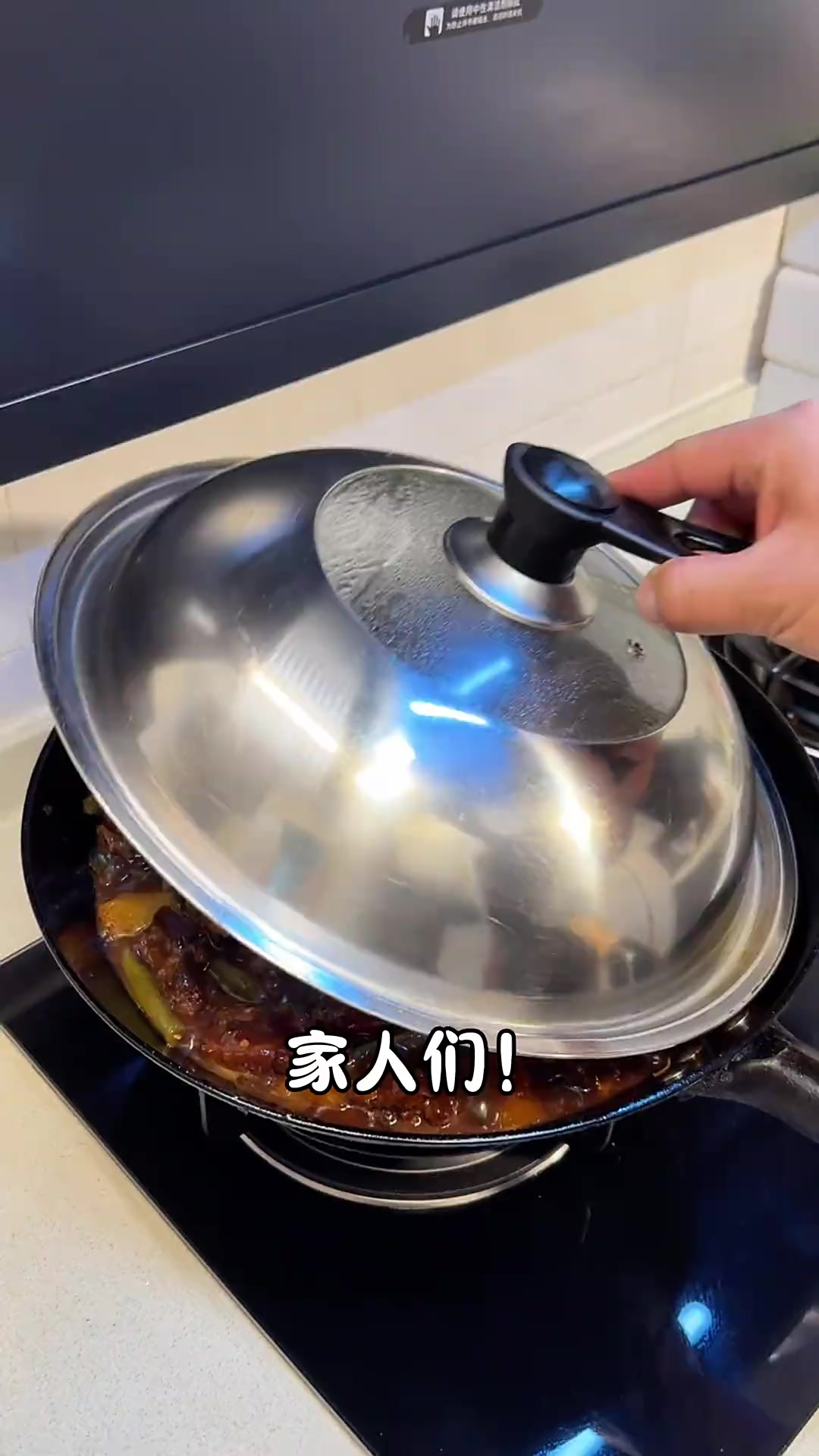 热气腾腾的家常下饭菜排骨豆角炖粉条，排骨鲜嫩，豆角入味，粉条