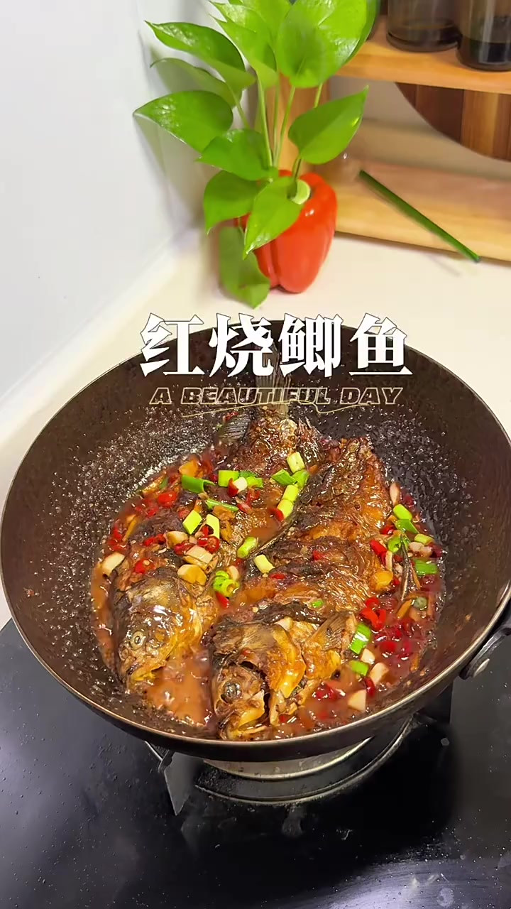 朋友来家里必点的红烧鲫鱼,吸饱汤汁的鲫鱼好香,汤汁拌饭绝了