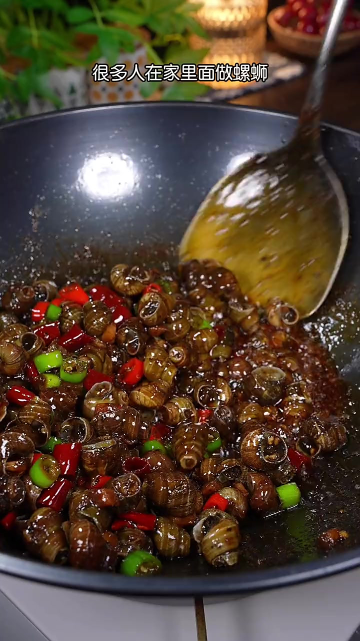 麻辣鲜香的炒螺蛳，不一定只有大排档才吃得到，自己在家也可以轻