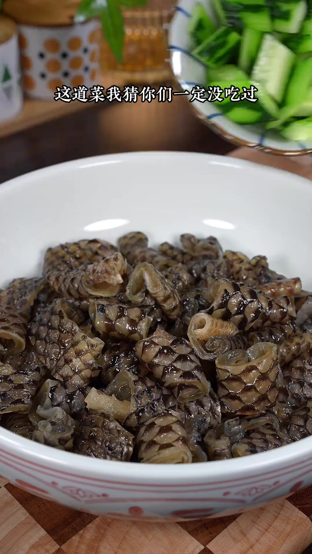 快过年了,餐桌上一定少不了这道凉拌鱼皮卷,香辣脆爽有嚼劲