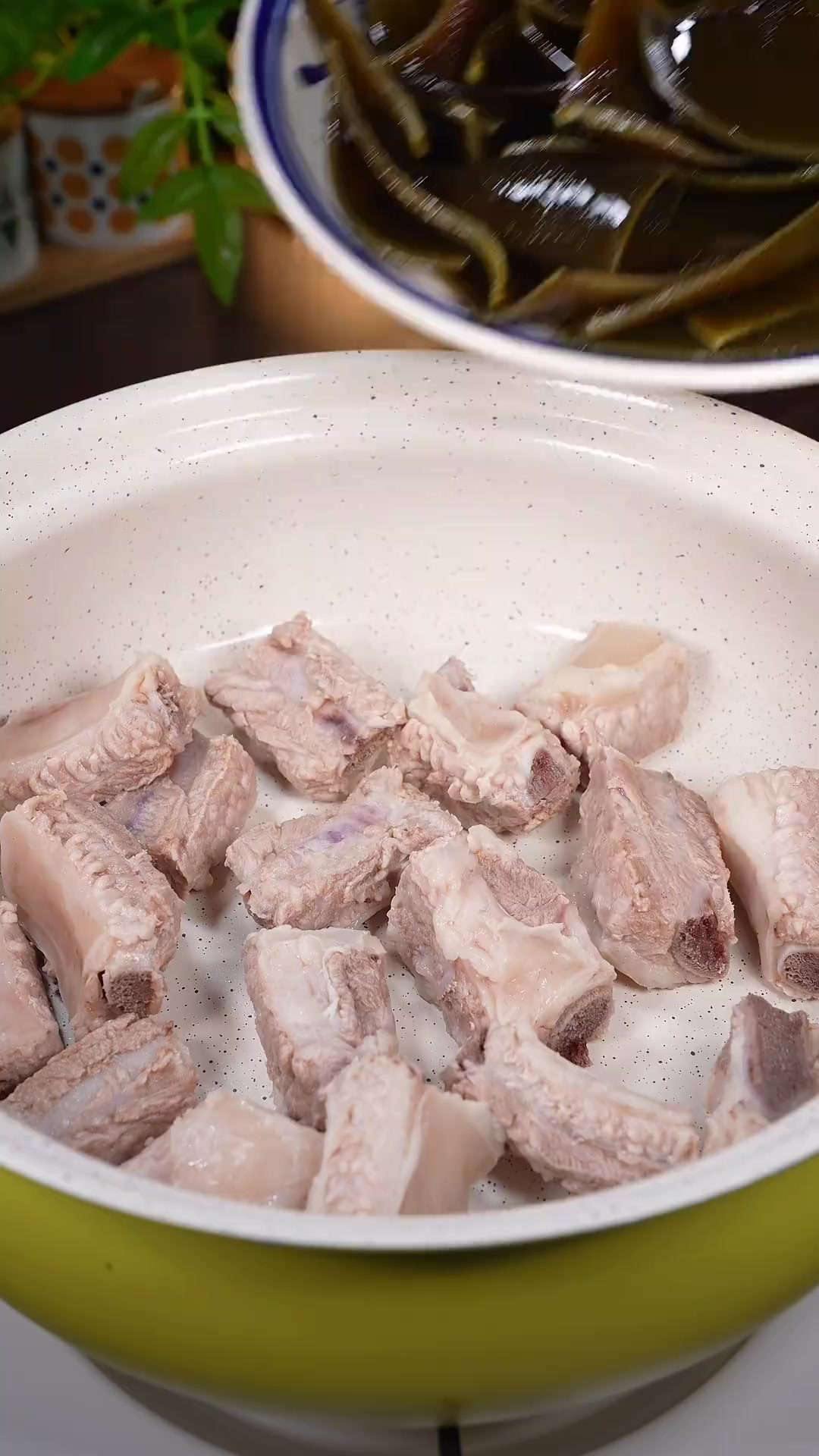 秋天天气干燥，一定要多给孩子喝这个冬瓜海带头排骨汤，汤鲜味美