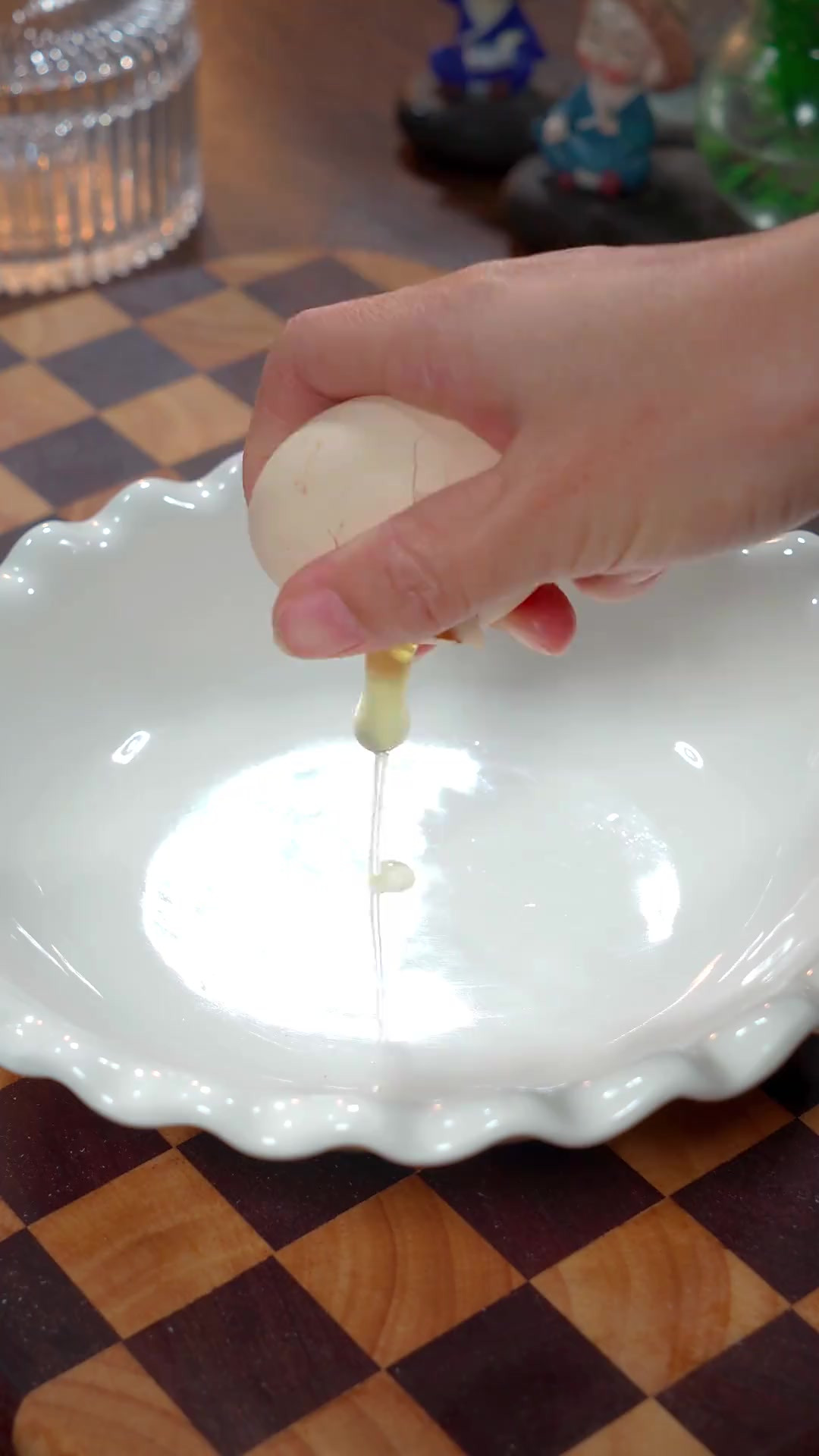 碗里打入几个鸡蛋就可以做出孩子喜欢吃的小零食《鸡蛋酥条》，酥