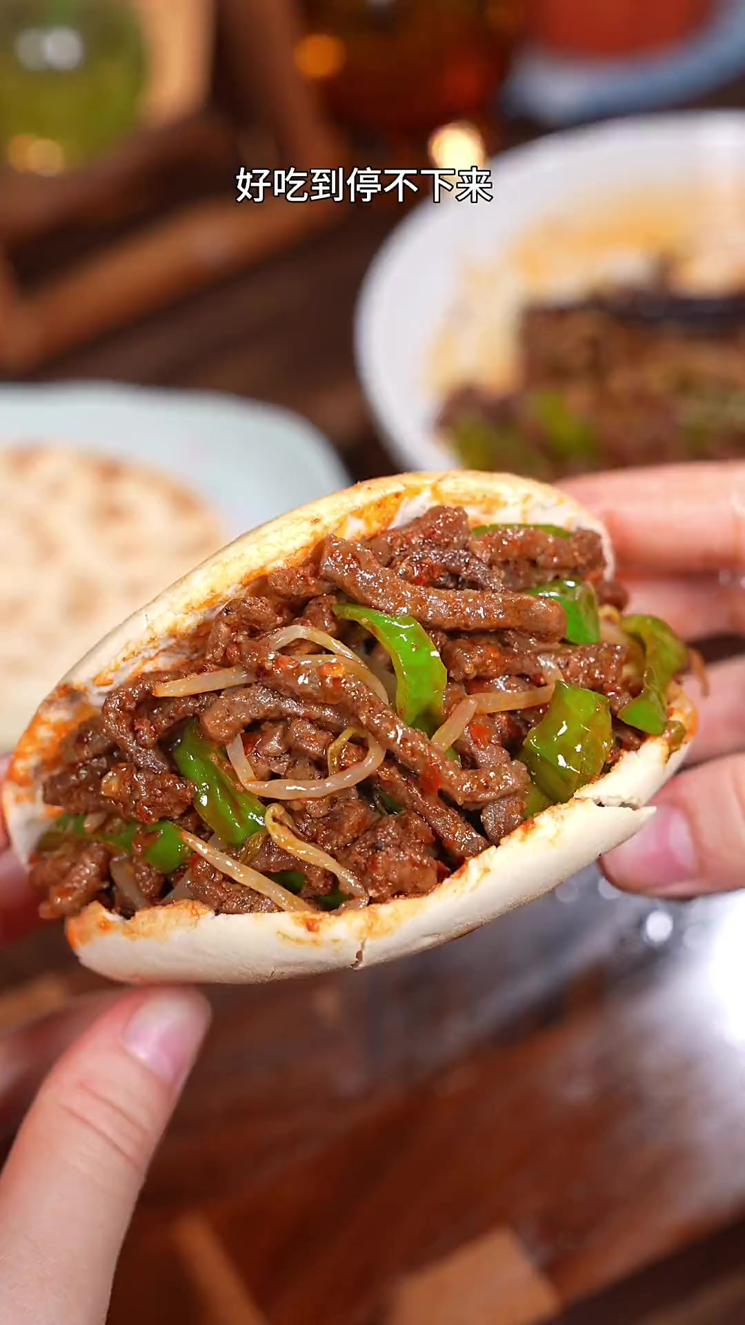 夜市摊上爆火的孜然炒肉夹馍，自己在家也能轻松搞定，味道一点都