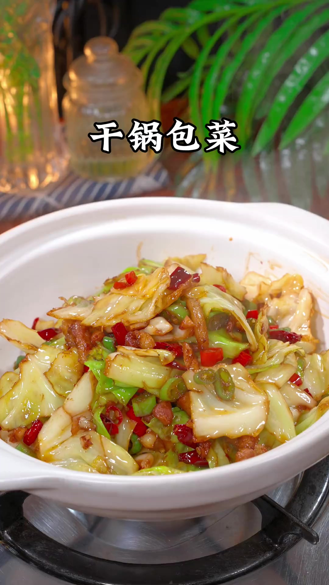 很多人在家做干锅包菜都是用刀切，那就是大错，你就按照我这个方
