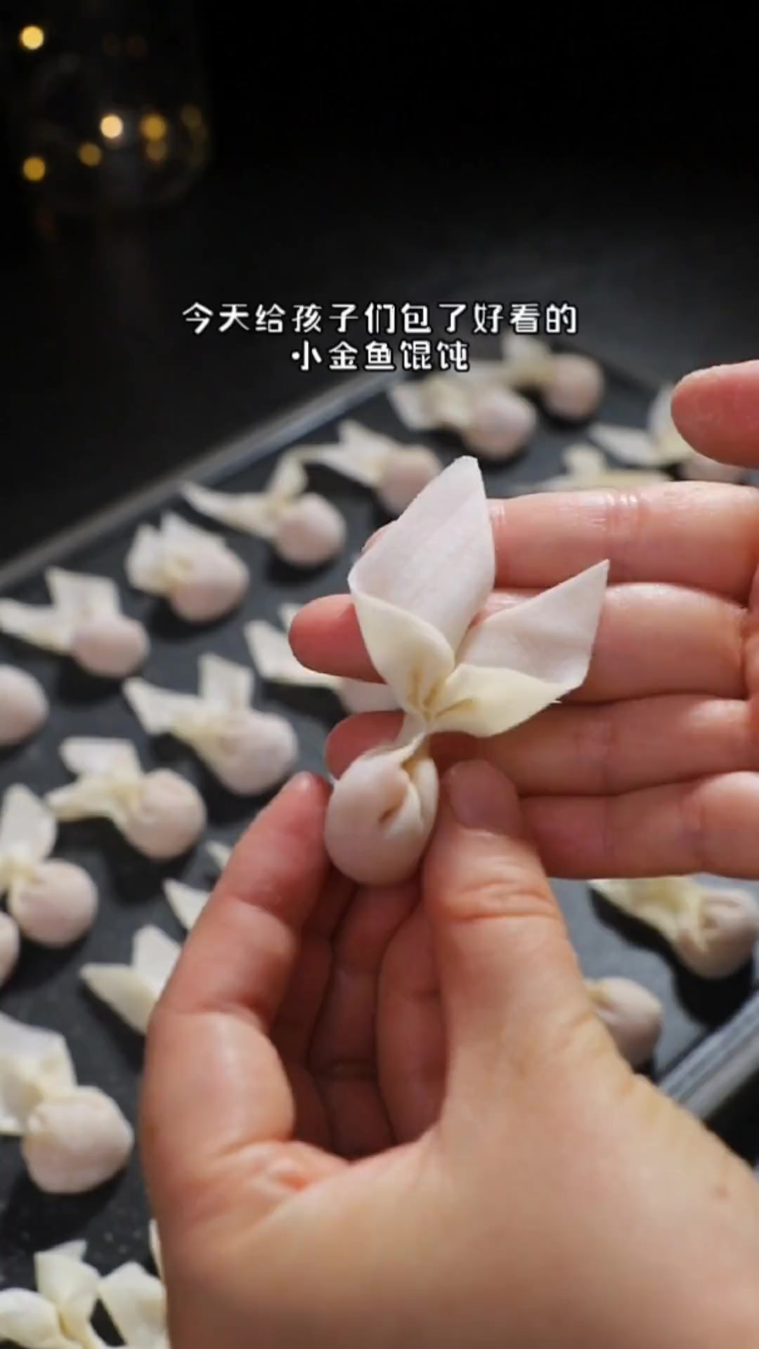 小金鱼馄饨的包法其实很简单，配上虾皮紫菜汤，早餐给孩子来一碗