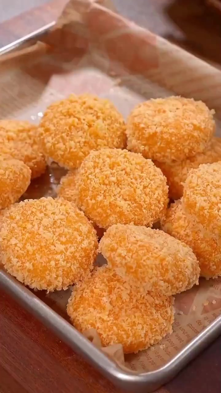 马上就要过年了，年夜饭的餐桌上不能全是大鱼大肉，做一道南瓜饼