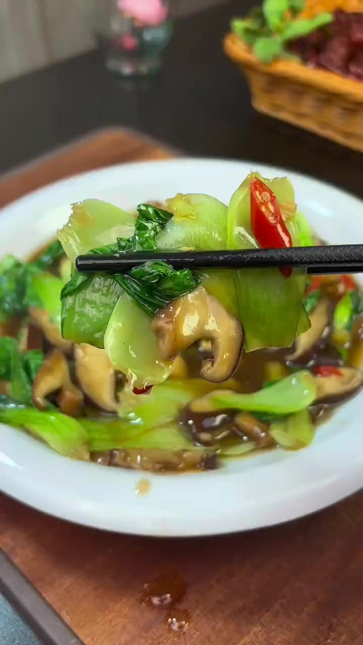 香菇炒青菜是一道非常受欢迎的菜，要是天天大鱼大肉吃腻了，那就