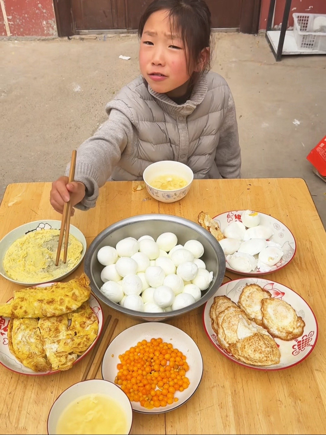血压低,医生说多吃鸡蛋,她花巨资用零花钱买了一兜鸡蛋,给我做