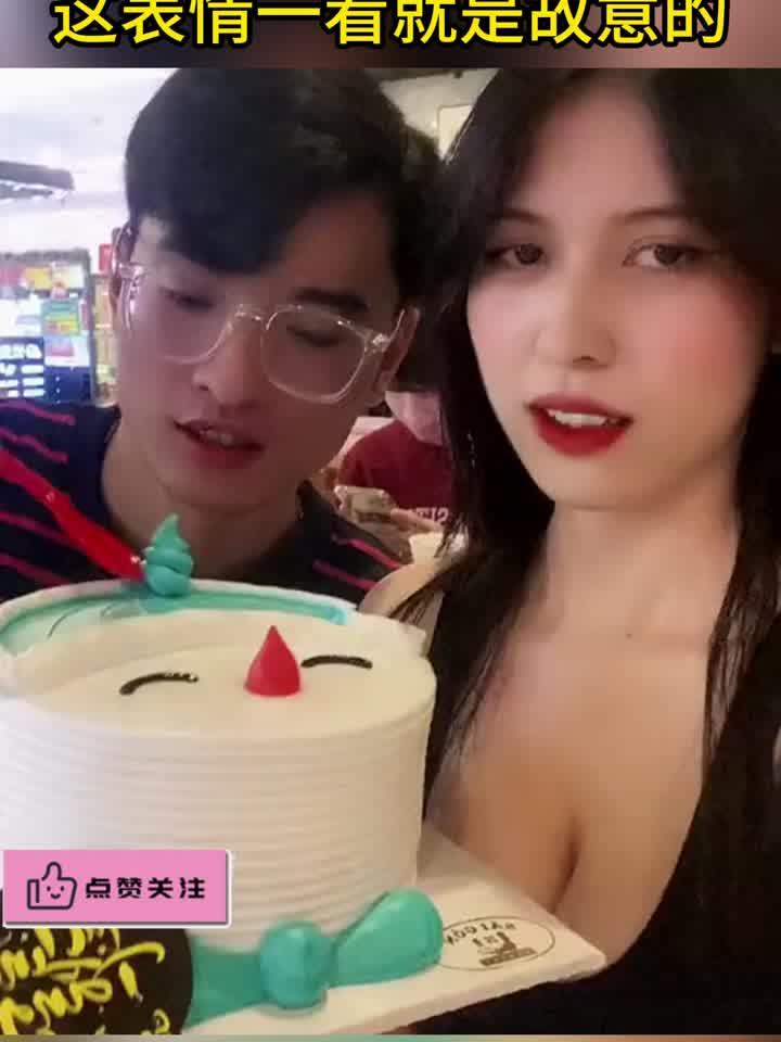 小伙喂美女吃蛋糕，结果掉到沟里去了，这表情一看就是故意的！