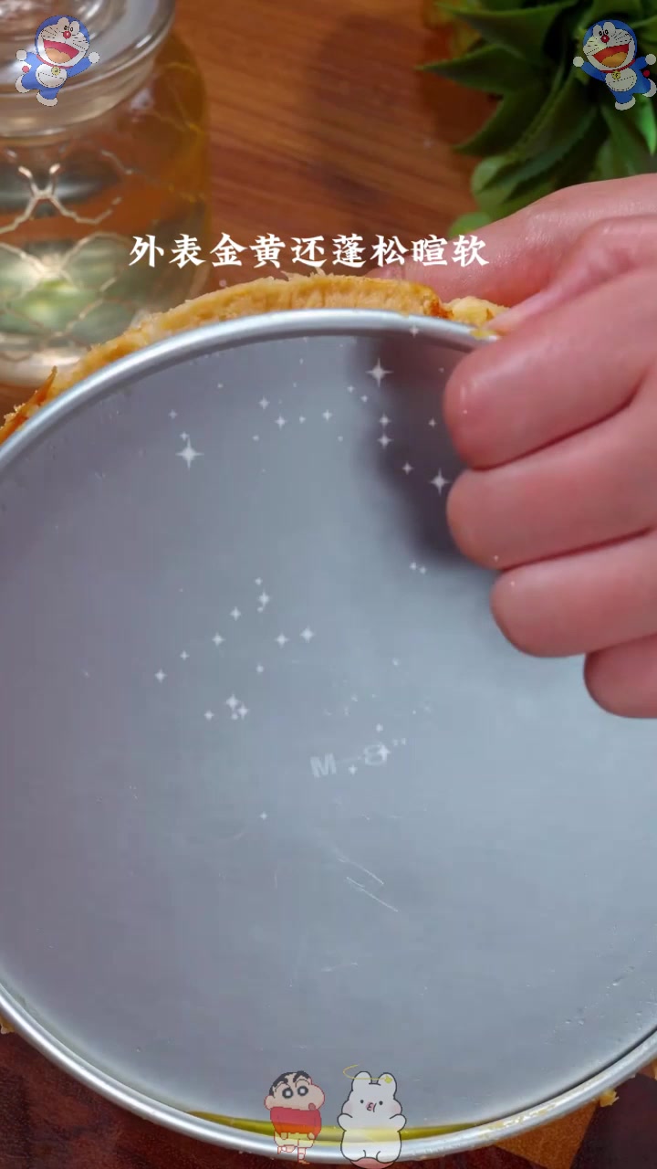  家里有鸡蛋和面粉就能做面包,金黄拉丝又暄软,做法也简单