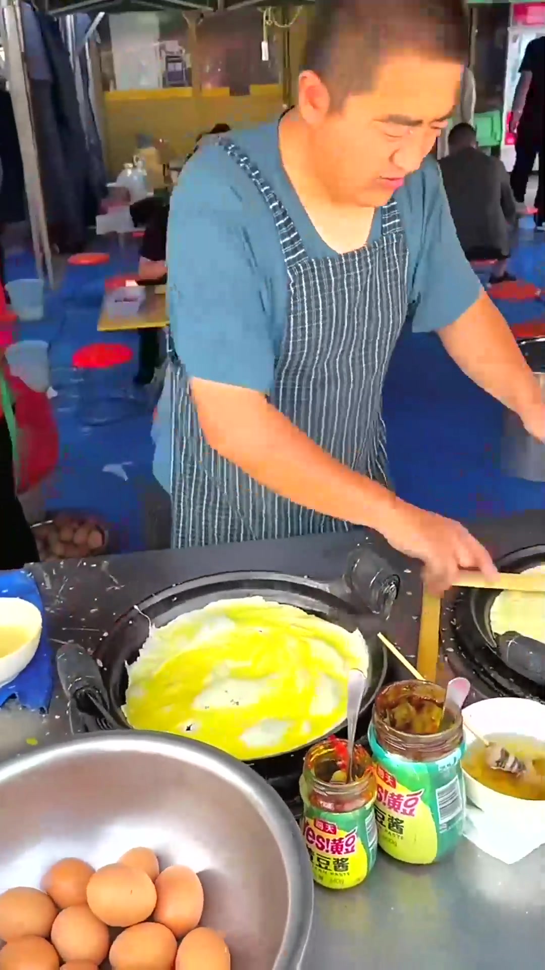  路边摊小吃鸡蛋饼