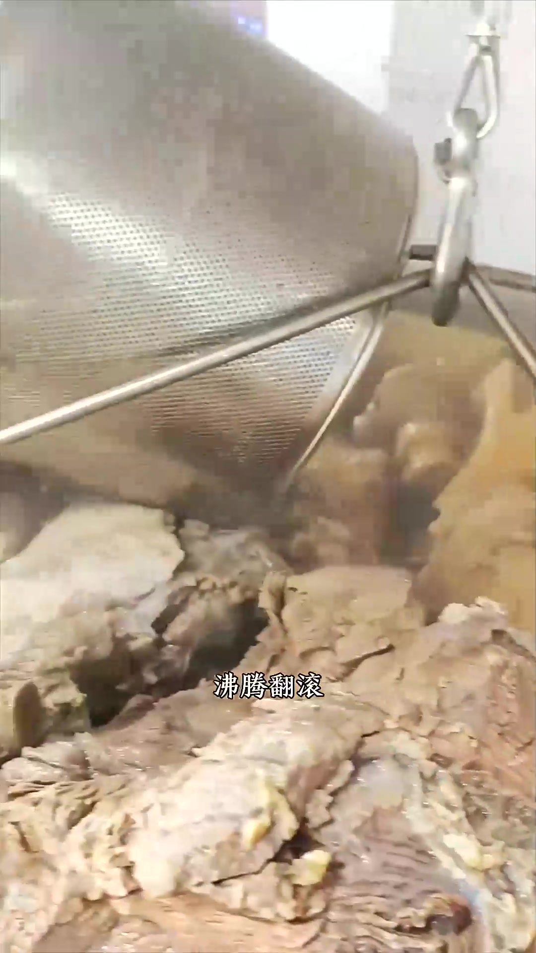  洛阳人的早餐从一碗牛肉汤开始,鲜香醇厚,配上饼丝吃,得劲的很