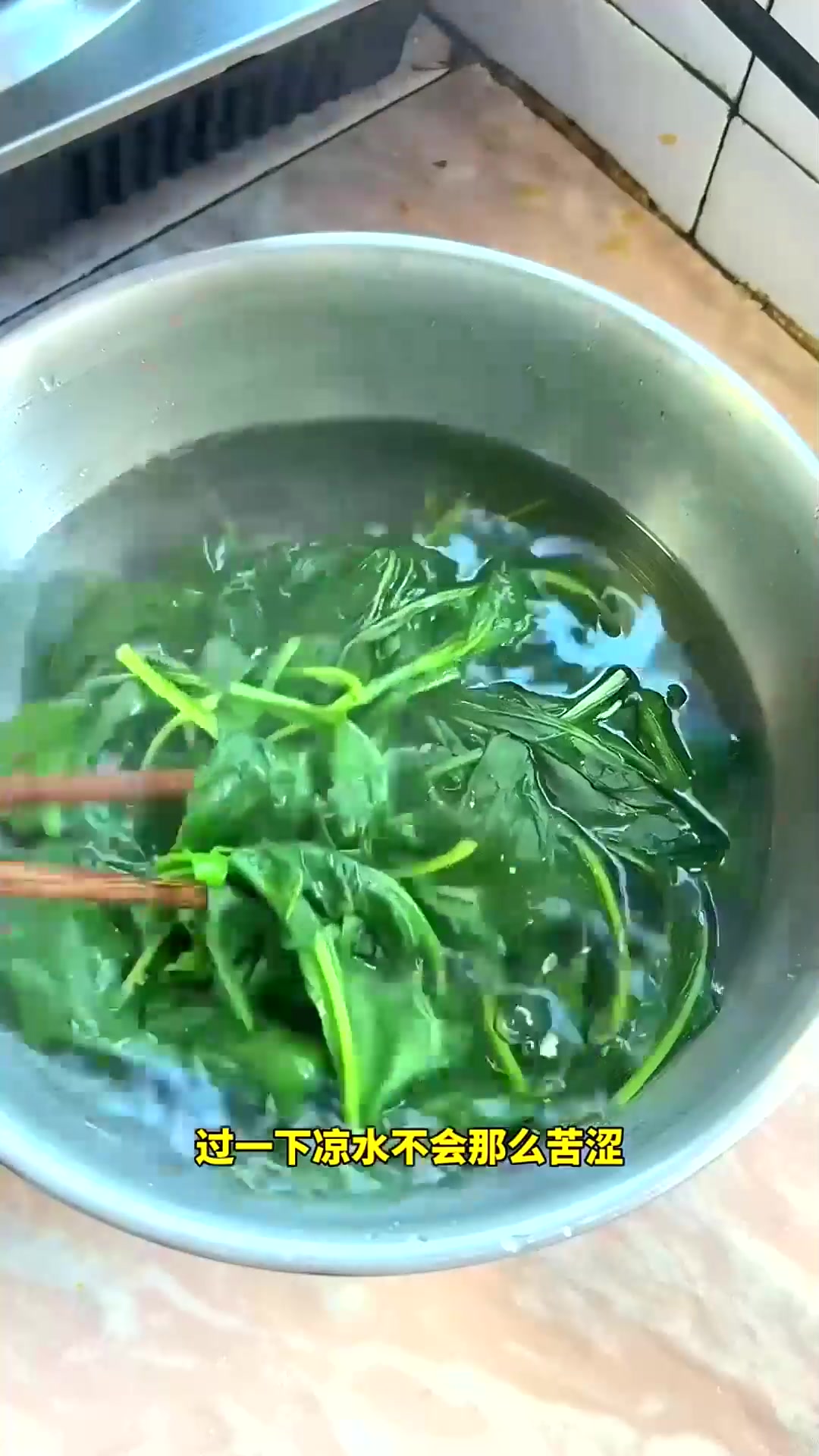  寻味小满节气美食,给家人做个苦菜小肠汤,口感清凉,汤鲜味美