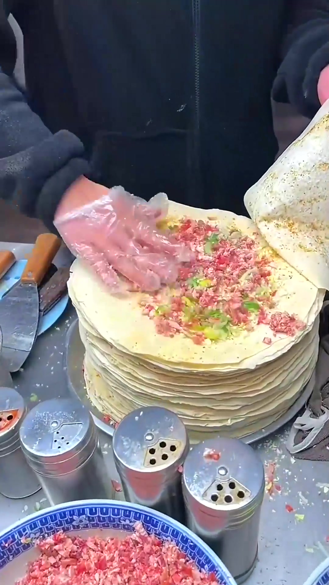  开封鼓楼夜市上的特色小吃羊肉炕馍,刚出锅,超级好吃