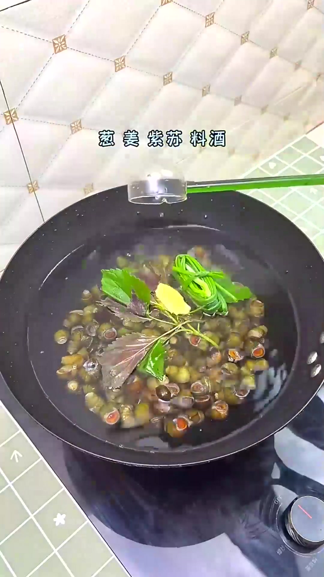  在广西吃宵夜，怎么能少得了酸笋炒田螺呢
