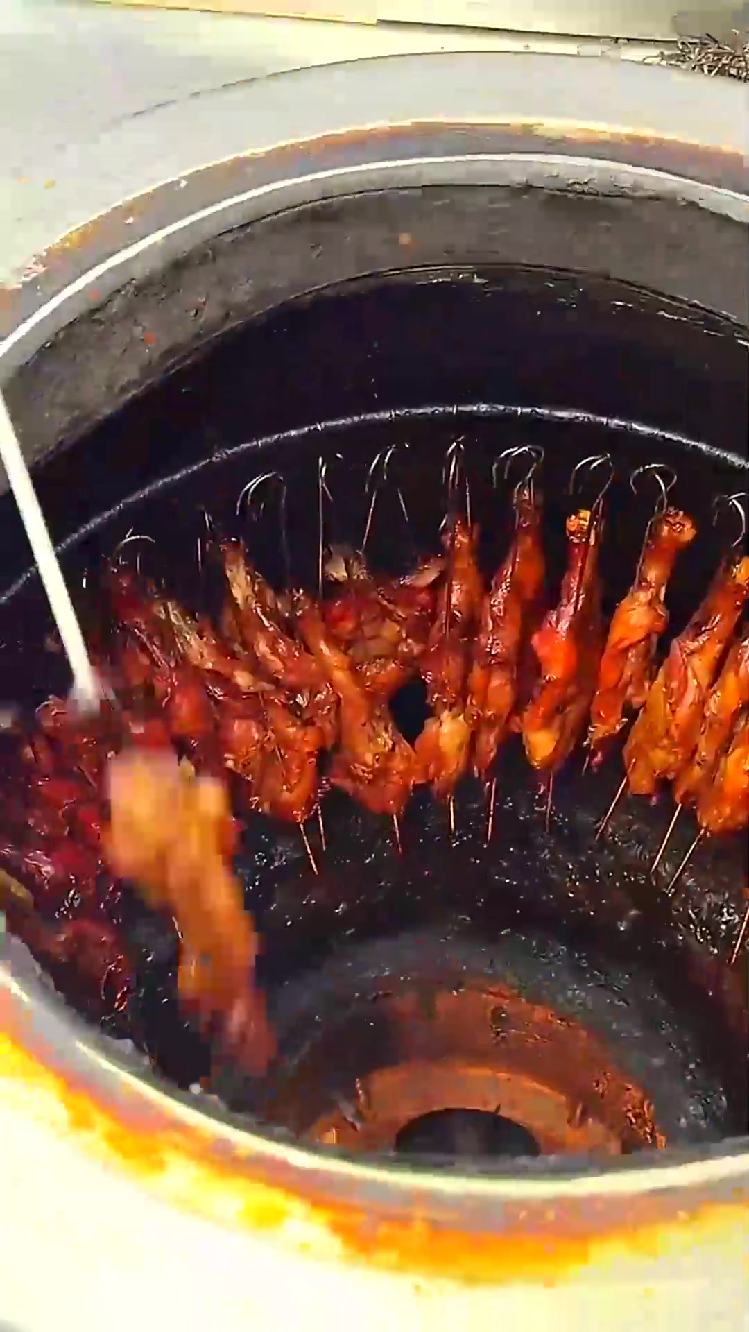  开封的烧饼夹鸡腿肉香得很!