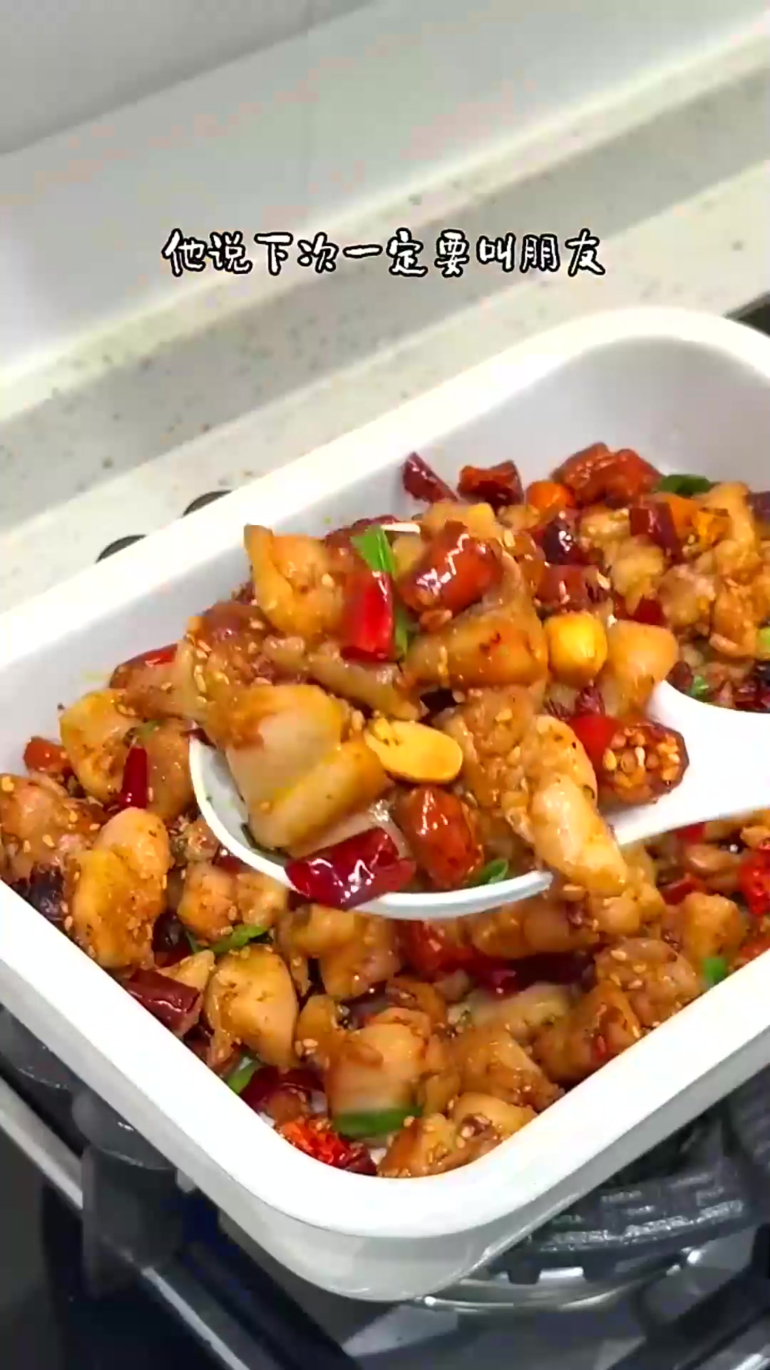  你肯定想不到自己在家做辣子鸡会这么的简单，麻辣过瘾、椒香四溢