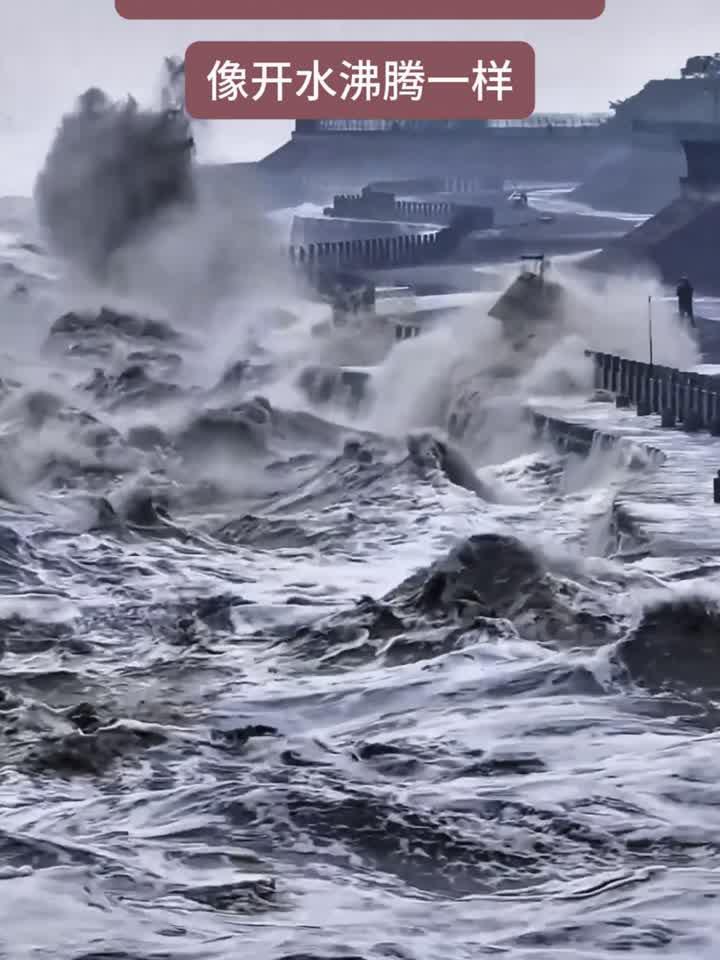 钱塘江潮头冲击鱼鳞海塘,产生数米高的碰头潮,像开锅沸腾一样