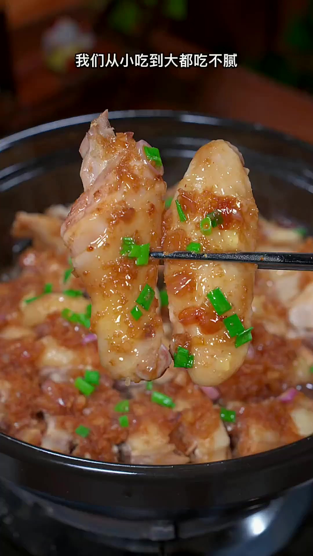真的太香了，这个是广东非常有名的沙姜鸡煲，我们从小吃到大都吃