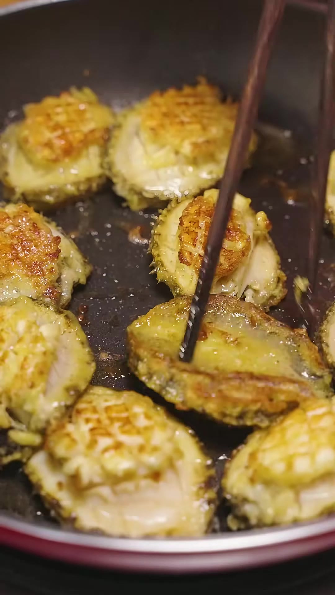 饱满肥美、肉质弹牙的鲍鱼搭配上炸至酥脆的干贝丝，可真是鲜味