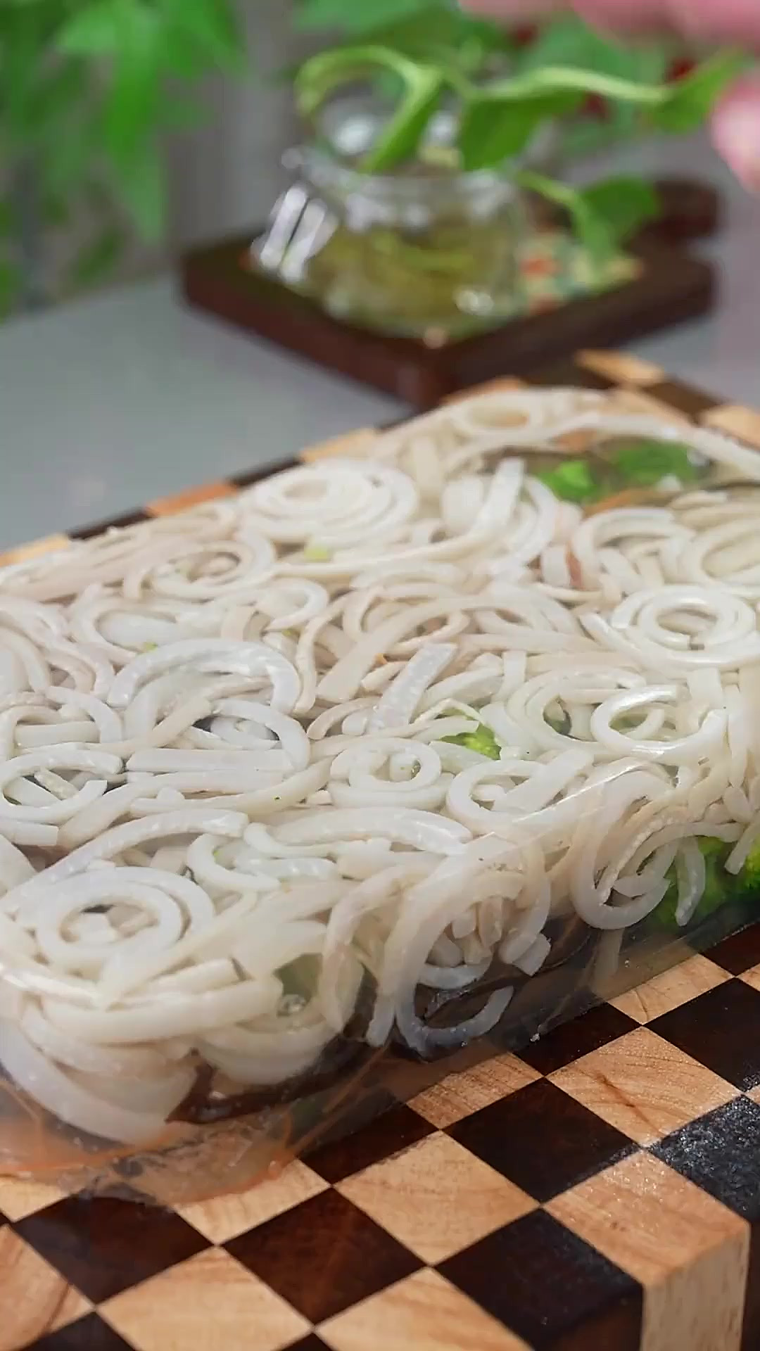 只需要水和猪皮就能做出年夜饭又好吃又好看的这道水晶皮冻，包你