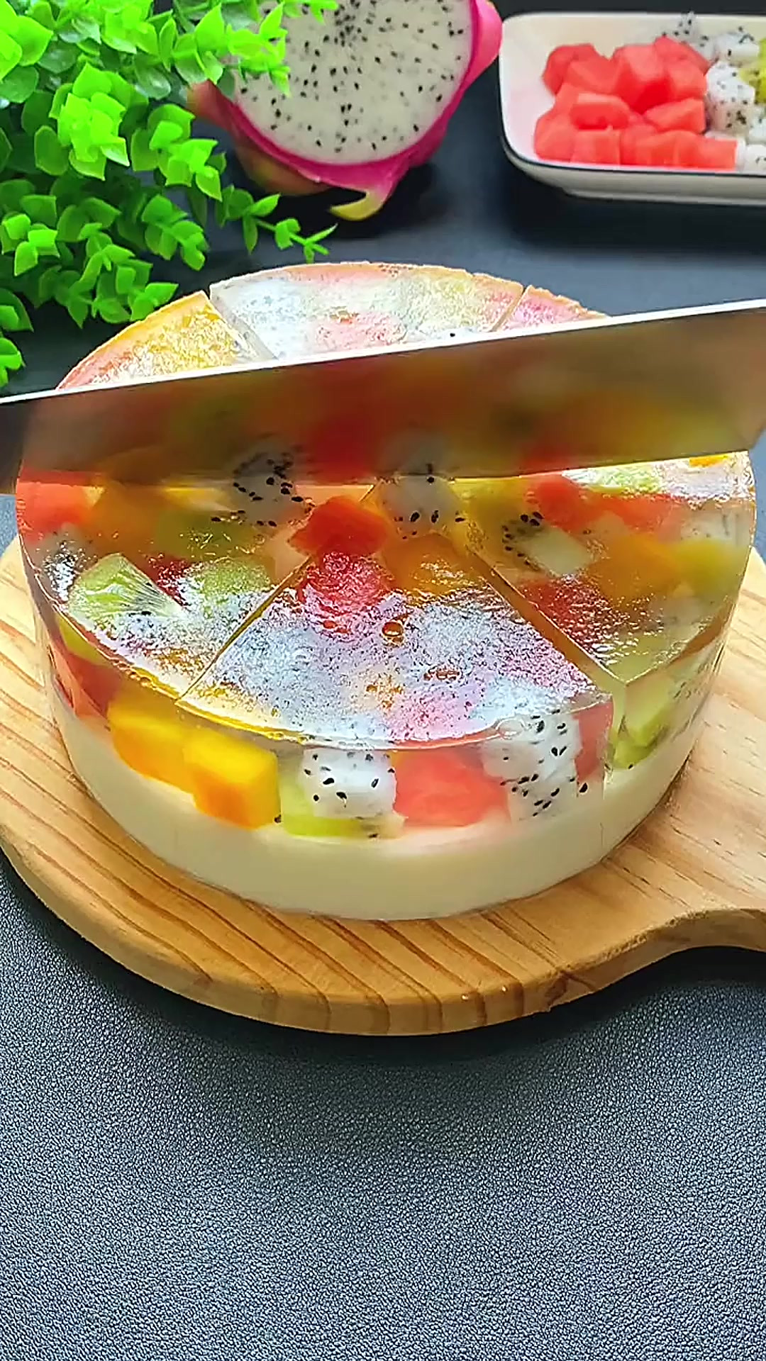 孩子放假在家，和他一起做个水果果冻蛋糕，QQ弹弹好看又好吃