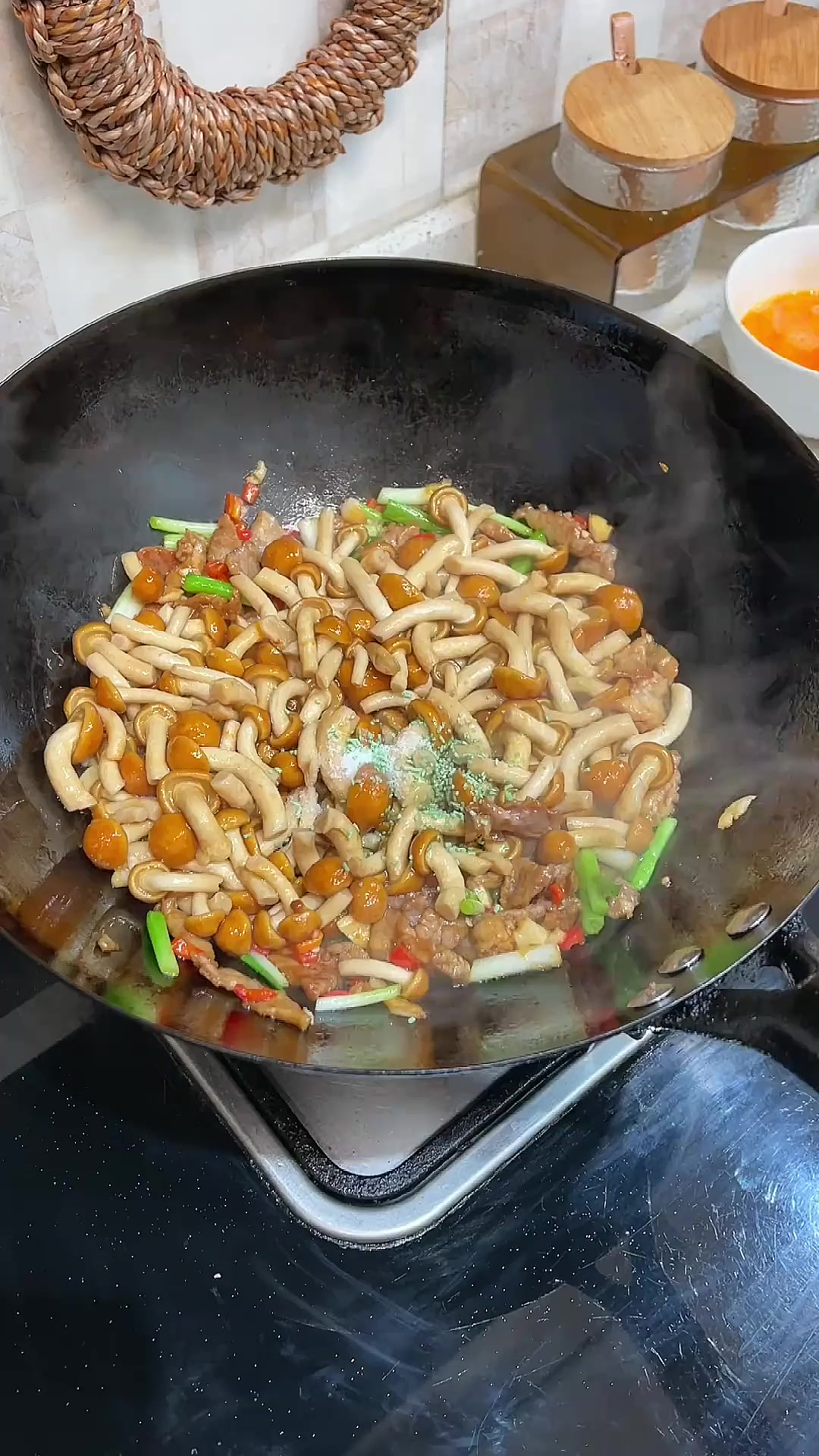 分享一道营养又好吃的滑菇炒肉!鲜甜的滑菇搭配上鲜嫩的肉片,真