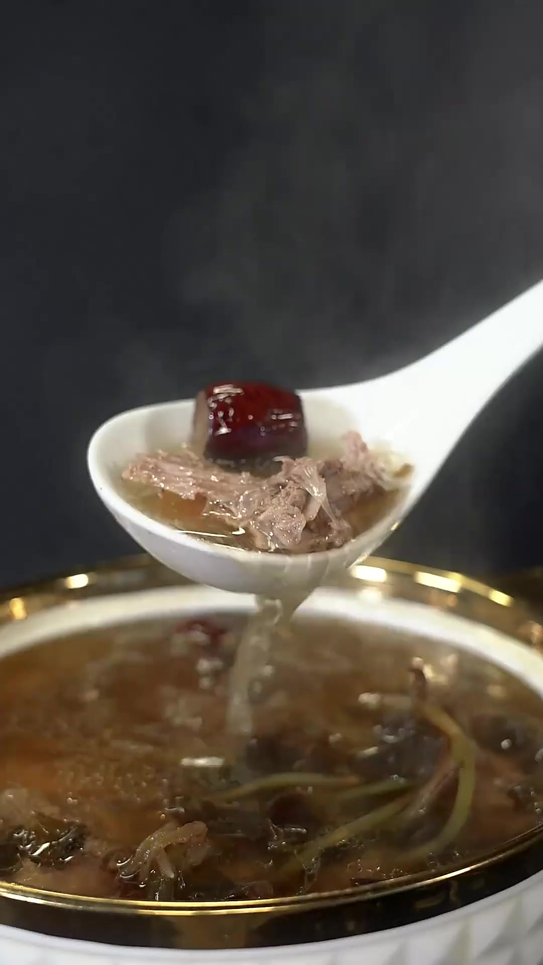 温热的鸭汤吞下肚,香味却还萦绕在鼻尖~喝一碗金线莲老鸭汤仿佛