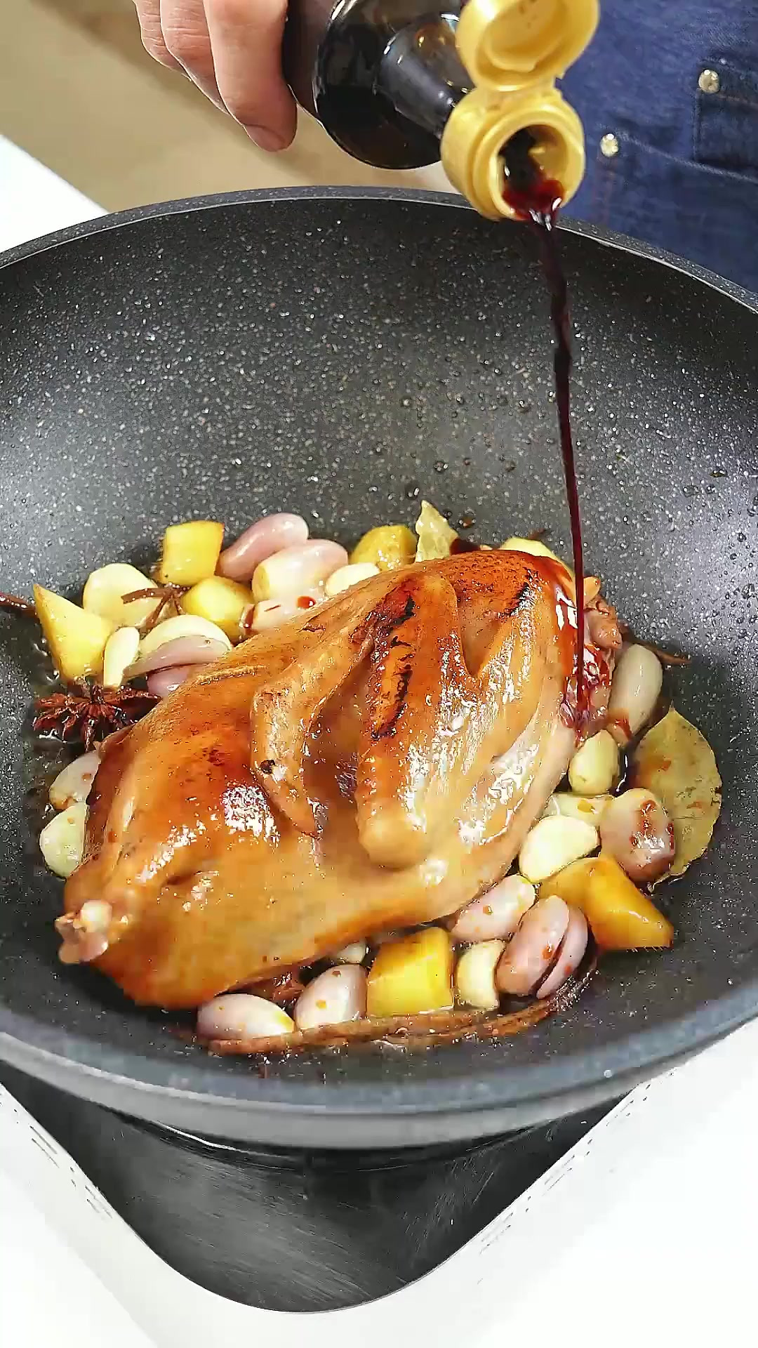 广东人的夏天必备开胃菜“陈皮鸭”！吸饱了陈皮香气的鸭肉，不