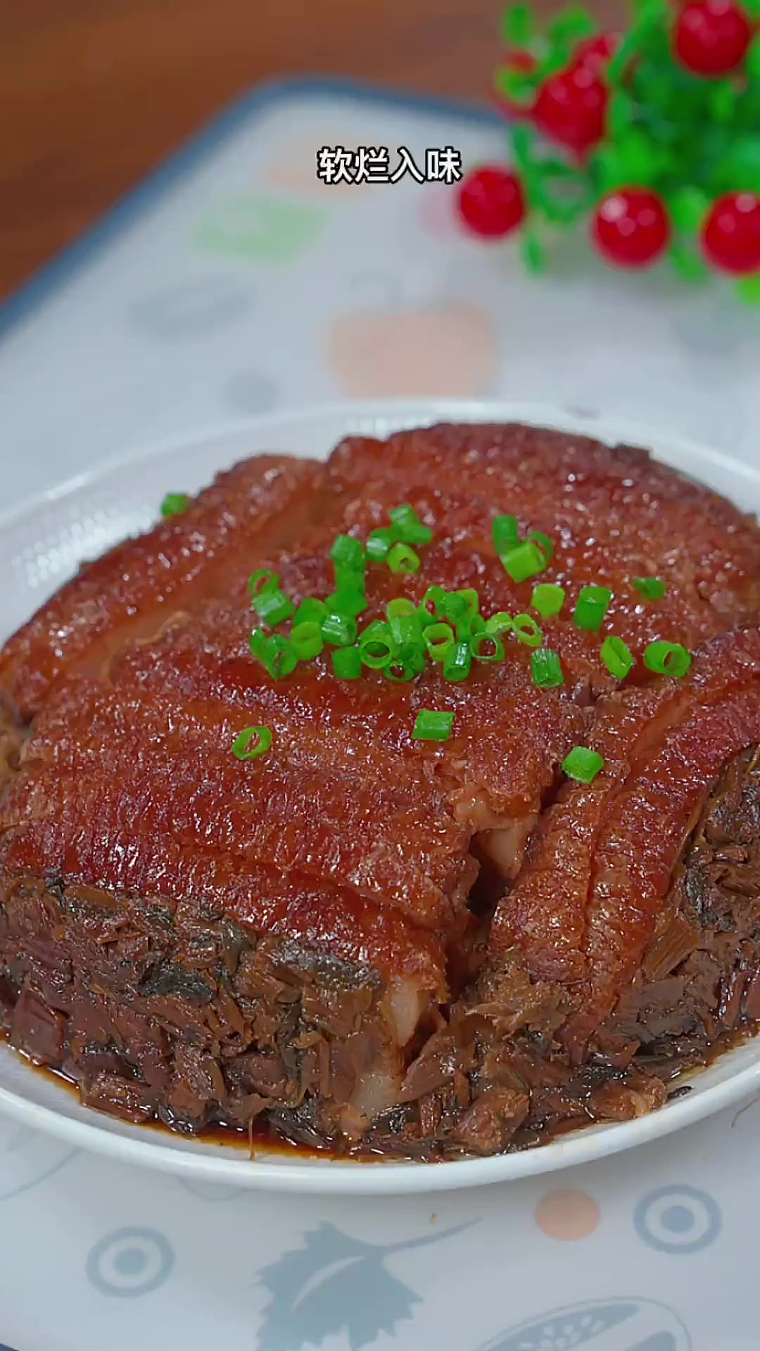 广东妈妈都会做的梅菜扣肉,软烂入味,肥而不腻,非常好吃