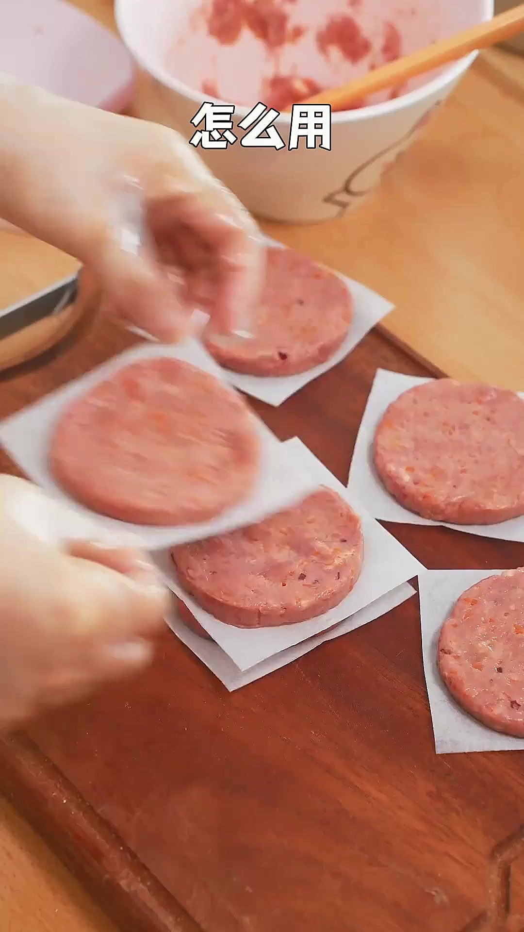 牛肉饼加上小米蔬菜浓汤，今天这一餐的颜值，营养都没得挑