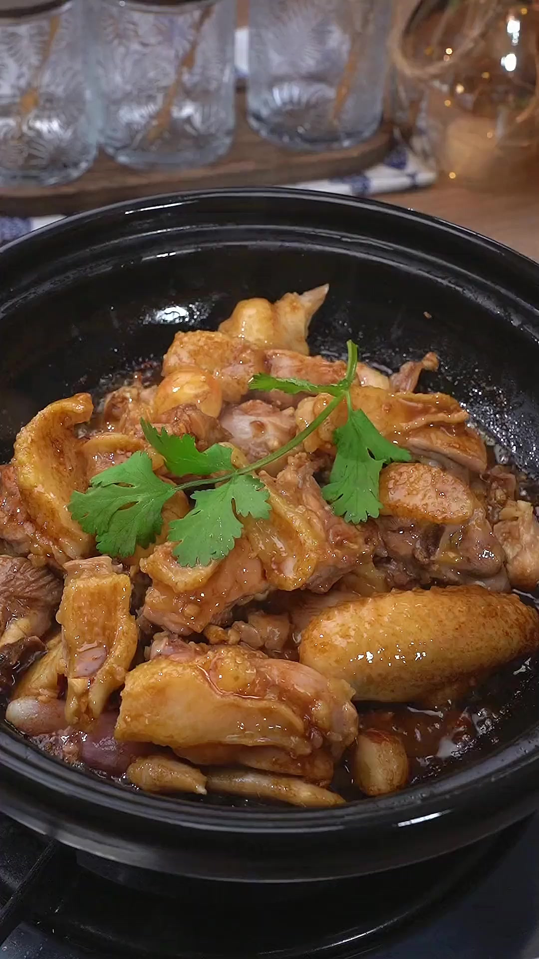 广东人最爱的沙姜鸡煲，不放一滴水，皮爽肉嫩又下饭