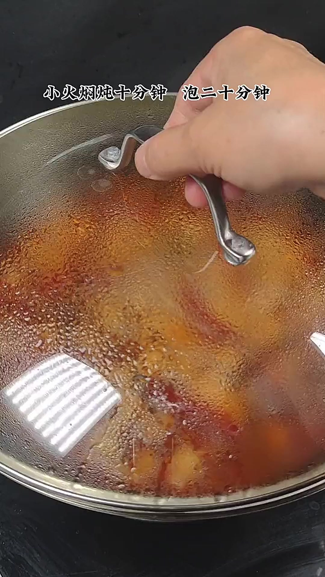 今天卤了一锅豆腐皮，也叫素鸡。豆腐皮吸满了汤汁，太香了