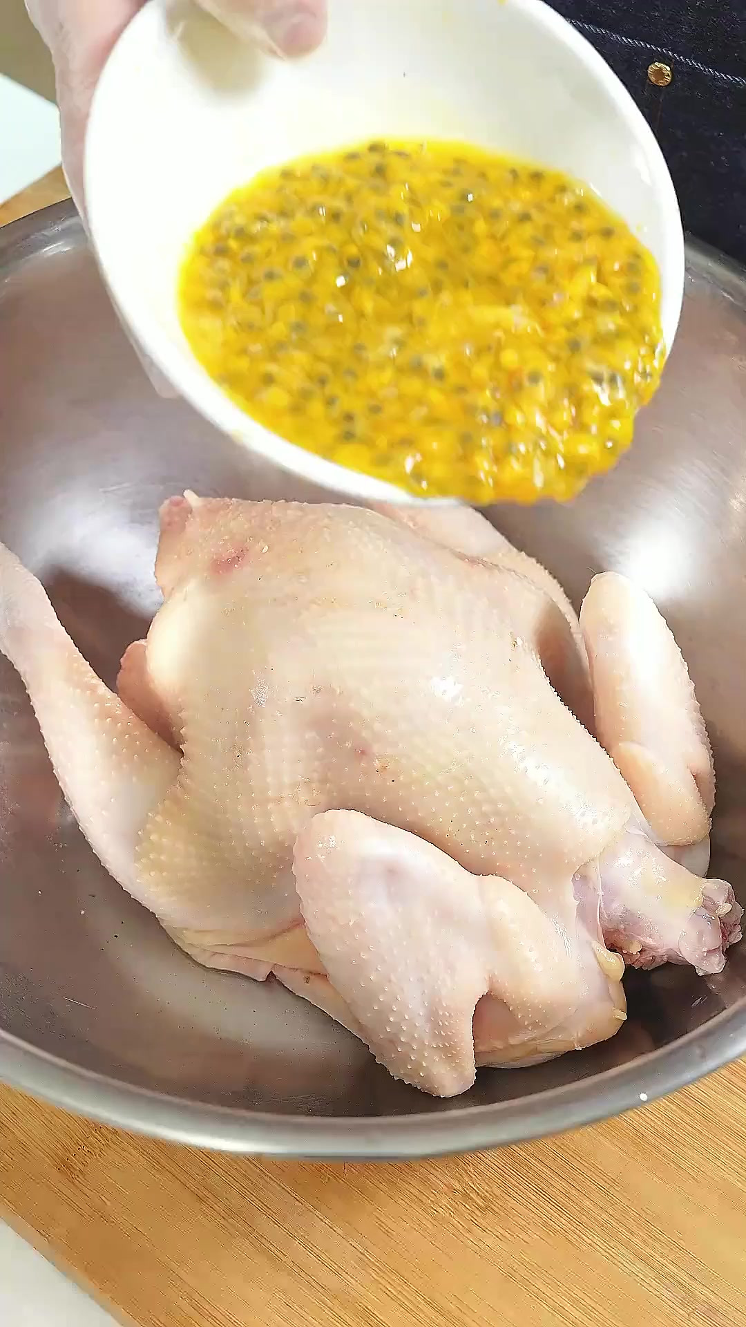 夏天就是要吃点开胃的~ 这个百香果窑鸡试一次就会有无数次！皮