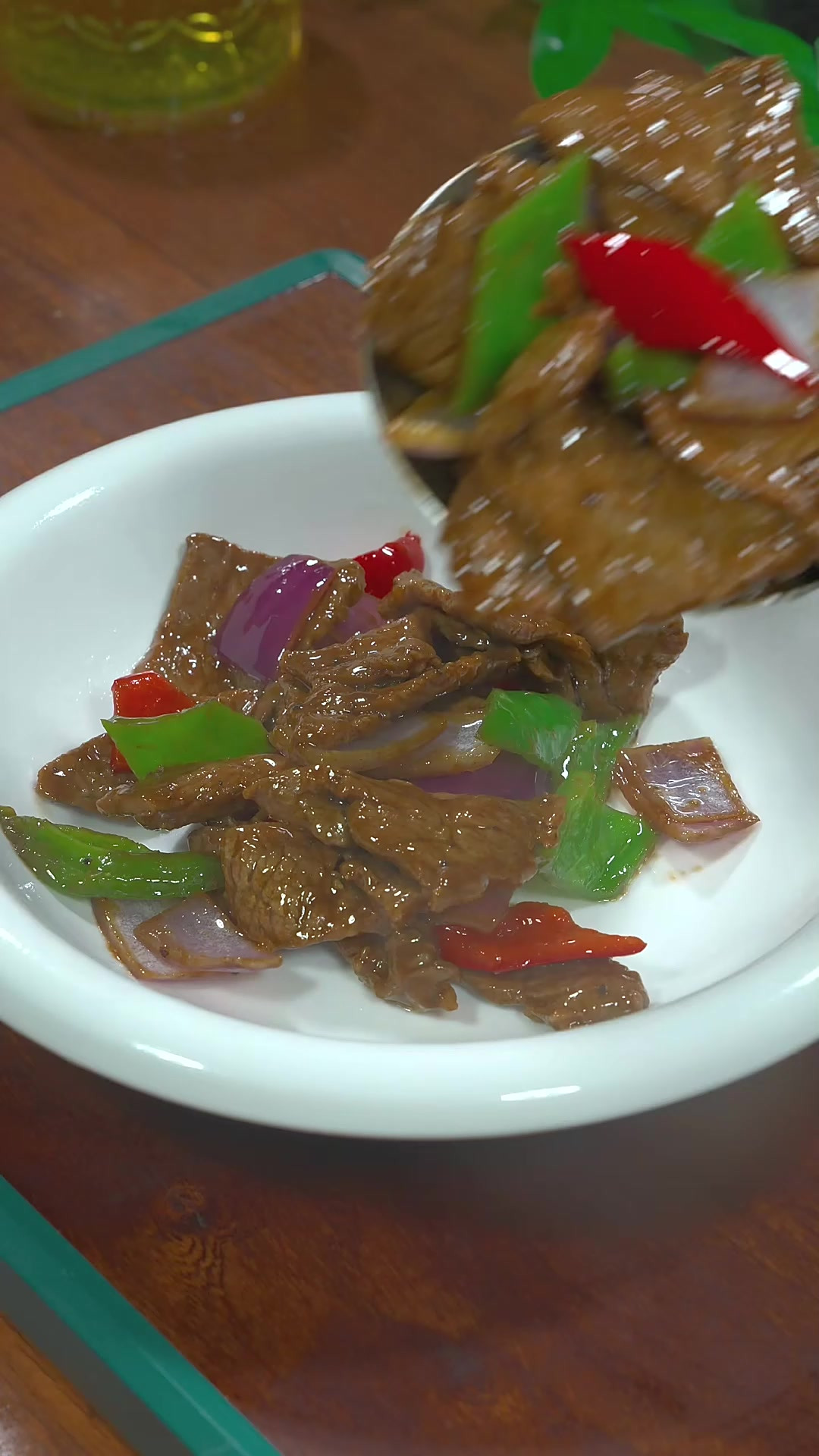 以后牛肉买回家，你就像我这样做个青椒炒牛肉吧，鲜香滑嫩好吃又