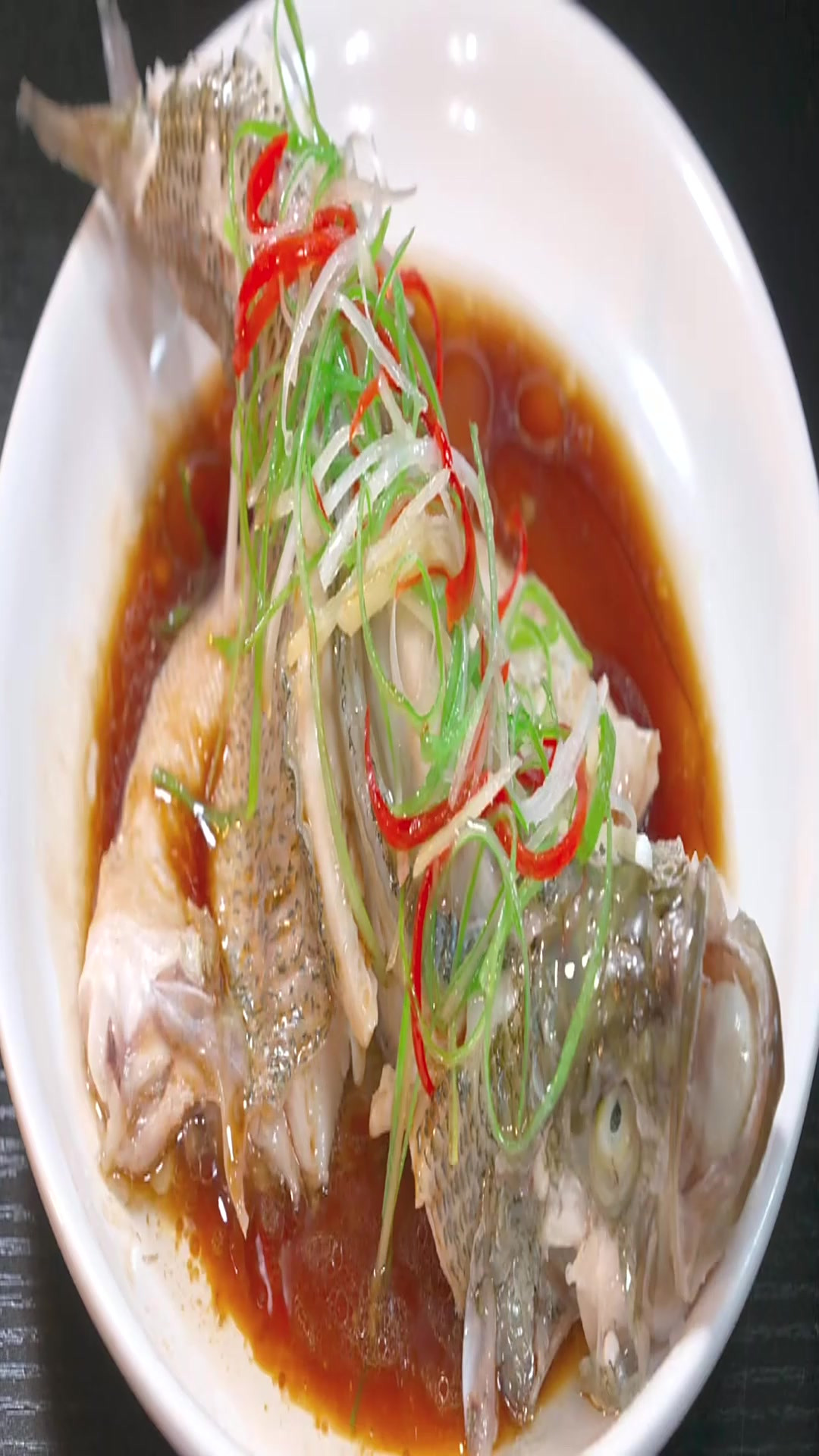 清蒸鲈鱼不要直接蒸，两个步骤不能少，出锅鱼肉鲜嫩不腥也不柴