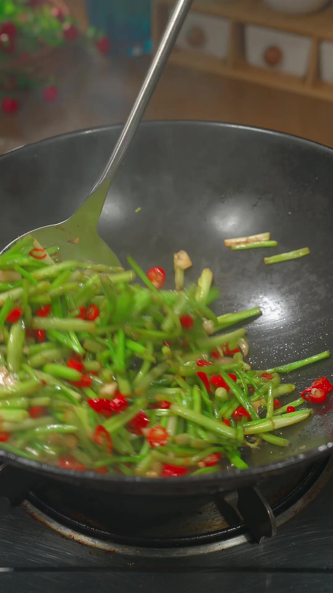 春天就是吃各种野菜的季节，今天做个豆豉辣椒炒水芹菜，又鲜又嫩